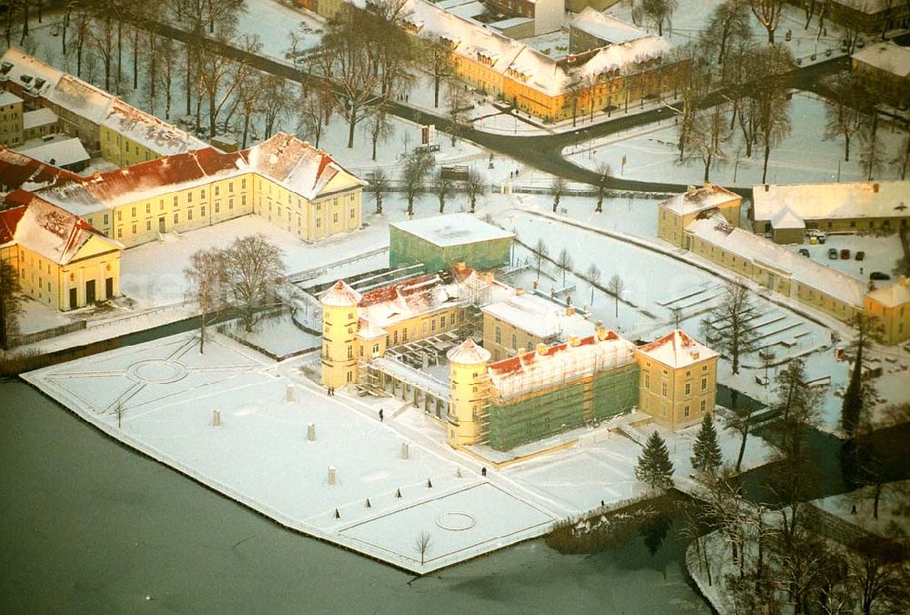 Rheinsberg / Brandenburg from the bird's eye view: /Brandenburg; Winterliche Stimmung auf dem Schloss Rheinsberg in Rheinsberg im Bundesland Brandenburg.