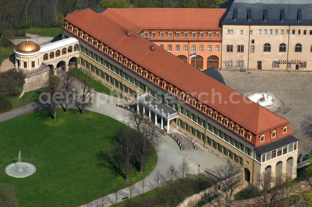 Aerial photograph Sonderhausen - Blick auf das Schloss Sondershausen mit dem Schlossmuseum. Das Schloss Sondershausen in der gleichnamigen Stadt in Thüringen war bis 1918 die Residenz der Fürsten zu Schwarzburg-Sondershausen. Die umfangreiche Anlage kann eine annähernd 800jährige Baugeschichte vorweisen. Zum ersten Mal wird 1287 eine „Burg zu Sondershausen“ erwähnt. Graf Günther XL. (Der Reiche) ließ 1533 die Burg abreißen und begann ab 1534 mit dem Bau des Renaissanceschlosses. Im Schloss, das seit 1994 der Stiftung Thüringer Schlösser und Gärten angehört, befindet sich heute das Schlossmuseum, dessen Höhepunkt die ausgestellte Goldene Kutsche ist, sowie ein Restaurant. Kontakt: Schlossmuseum Sondershausen, Schloss 1, 99706 Sondershausen, Tel. +49 (0)3632 62 24 20, Fax +49 (0)3632 62 24 10, e-mail: schlossmuseum@sondershausen.de