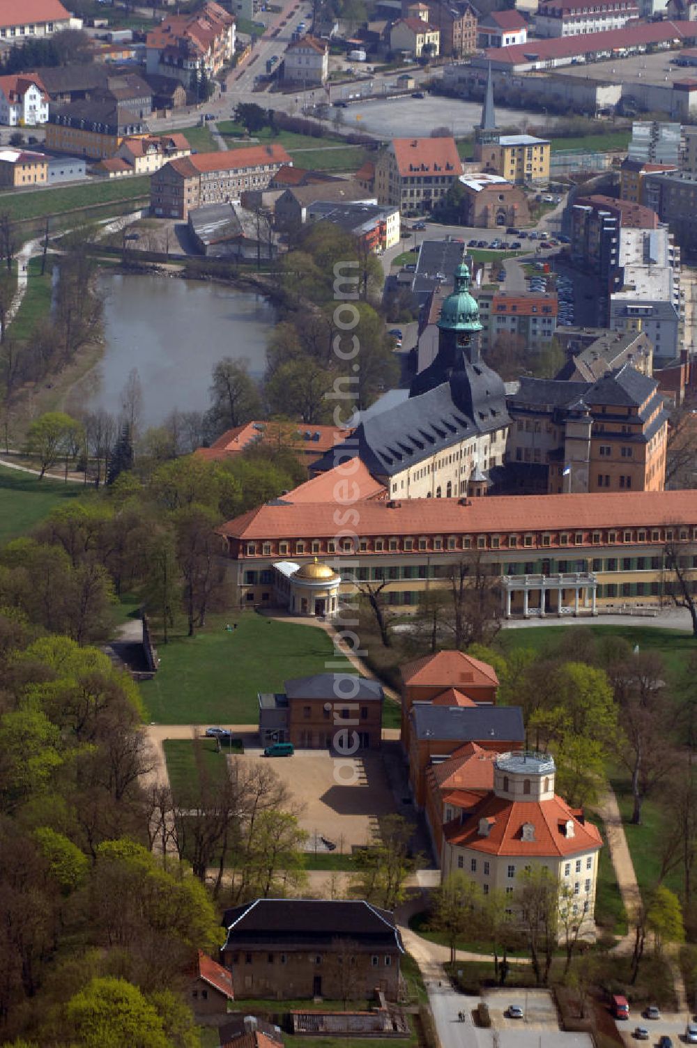 Sonderhausen from the bird's eye view: Blick auf das Schloss Sondershausen mit dem Schlossmuseum und dem Achteckhaus. Das Schloss Sondershausen in der gleichnamigen Stadt in Thüringen war bis 1918 die Residenz der Fürsten zu Schwarzburg-Sondershausen. Die umfangreiche Anlage kann eine annähernd 800jährige Baugeschichte vorweisen. Zum ersten Mal wird 1287 eine „Burg zu Sondershausen“ erwähnt. Graf Günther XL. (Der Reiche) ließ 1533 die Burg abreißen und begann ab 1534 mit dem Bau des Renaissanceschlosses. In den Jahren 1708 bis 1710 wurde unter dem Fürsten Christian Wilhelm von Schwarzburg-Sondershausen am Westende des Lustgartens ein Haus mit oktogonalem Grundriss (Achteck) zum Zwecke des Hofvergnügens gebaut. Es trug den Namen Karussell. Im Schloss, das seit 1994 der Stiftung Thüringer Schlösser und Gärten angehört, befindet sich heute das Schlossmuseum, dessen Höhepunkt die ausgestellte Goldene Kutsche ist, sowie ein Restaurant. Im Achteckhaus werden regelmäßig Sommerkonzerte des Lohorchesters veranstaltet. Kontakt: Schlossmuseum Sondershausen, Schloss 1, 99706 Sondershausen, Tel. +49 (0)3632 62 24 20, Fax +49 (0)3632 62 24 10, e-mail: schlossmuseum@sondershausen.de; Kontakt Theater Nordhausen / Loh-Orchester Sondershausen GmbH: Barbara Rinke, Käthe-Kollwitz-Straße 15, 99734 Nordhausen, Tel. +49 (0)36 31 62 60 0, Fax +49 (0)36 31 62 60 166, e-mail: info@theater-nordhausen.de