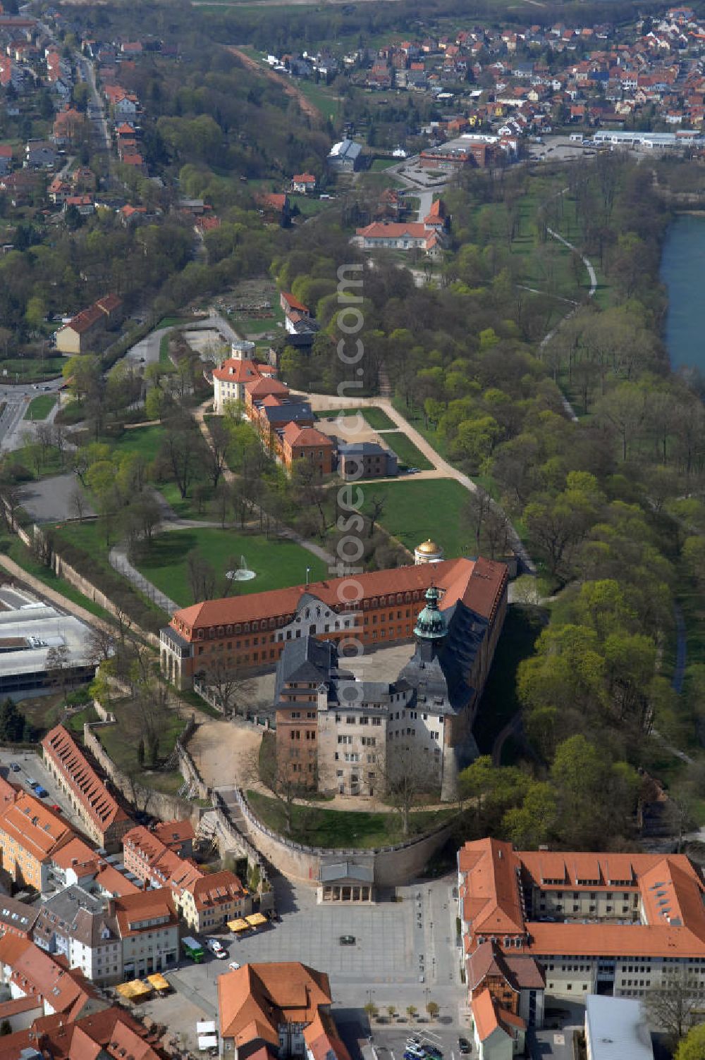 Aerial photograph Sondershausen - Blick auf das Schloss Sondershausen mit dem Schlossmuseum und dem Achteckhaus. Das Schloss Sondershausen in der gleichnamigen Stadt in Thüringen war bis 1918 die Residenz der Fürsten zu Schwarzburg-Sondershausen. Die umfangreiche Anlage kann eine annähernd 800jährige Baugeschichte vorweisen. Zum ersten Mal wird 1287 eine „Burg zu Sondershausen“ erwähnt. Graf Günther XL. (Der Reiche) ließ 1533 die Burg abreißen und begann ab 1534 mit dem Bau des Renaissanceschlosses. In den Jahren 1708 bis 1710 wurde unter dem Fürsten Christian Wilhelm von Schwarzburg-Sondershausen am Westende des Lustgartens ein Haus mit oktogonalem Grundriss (Achteck) zum Zwecke des Hofvergnügens gebaut. Es trug den Namen Karussell. Im Schloss, das seit 1994 der Stiftung Thüringer Schlösser und Gärten angehört, befindet sich heute das Schlossmuseum, dessen Höhepunkt die ausgestellte Goldene Kutsche ist, sowie ein Restaurant. Im Achteckhaus werden regelmäßig Sommerkonzerte des Lohorchesters veranstaltet. Kontakt: Schlossmuseum Sondershausen, Schloss 1, 99706 Sondershausen, Tel. +49 (0)3632 62 24 20, Fax +49 (0)3632 62 24 10, e-mail: schlossmuseum@sondershausen.de; Kontakt Theater Nordhausen / Loh-Orchester Sondershausen GmbH: Barbara Rinke, Käthe-Kollwitz-Straße 15, 99734 Nordhausen, Tel. +49 (0)36 31 62 60 0, Fax +49 (0)36 31 62 60 166, e-mail: info@theater-nordhausen.de