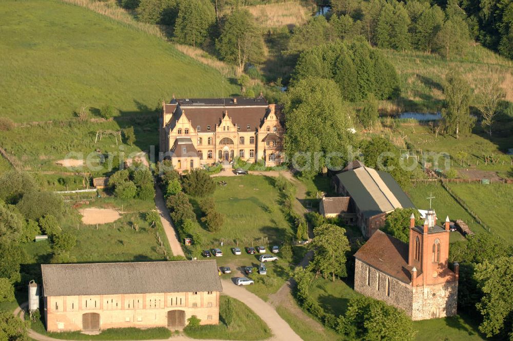 Tornow from above - Blick auf das Schloss Tornow. Erbaut wurde das Schloss zwischen 1888 und 1898 durch Friedrich Wilhelm IV. im Stil der Backsteingotik. 1993 zog das Ökowerk in das Gebäude und richtete eine Wolfgang Gerbere Bildungsstätte. Themen sind Umweltbildung und Klimaschutz, Aufklärungs- und Bewustseinsarbeit für die Gesellschaft. Zusätzlich wurden im Schloss Übernachtungsmöglichkeiten eingerichtet. Kontakt: Ökowerk Brdg. e.V., Lothar Semsch, Schloss Tornow, 16798 Fürstenberg / Havel OT Tornow, Tel. 0172 / 687 38 29 oder 030 / 832 25 619,