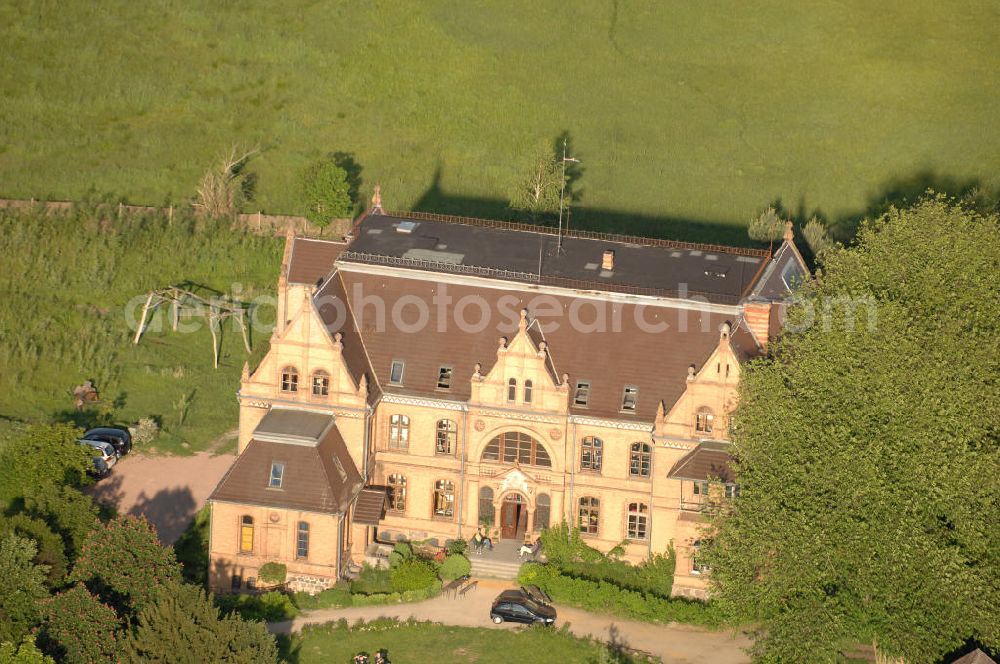 Aerial image Tornow - Blick auf das Schloss Tornow. Erbaut wurde das Schloss zwischen 1888 und 1898 durch Friedrich Wilhelm IV. im Stil der Backsteingotik. 1993 zog das Ökowerk in das Gebäude und richtete eine Wolfgang Gerbere Bildungsstätte. Themen sind Umweltbildung und Klimaschutz, Aufklärungs- und Bewustseinsarbeit für die Gesellschaft. Zusätzlich wurden im Schloss Übernachtungsmöglichkeiten eingerichtet. Kontakt: Ökowerk Brdg. e.V., Lothar Semsch, Schloss Tornow, 16798 Fürstenberg / Havel OT Tornow, Tel. 0172 / 687 38 29 oder 030 / 832 25 619,