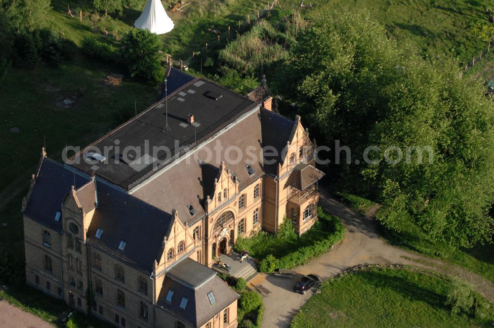 Tornow from the bird's eye view: Blick auf das Schloss Tornow. Erbaut wurde das Schloss zwischen 1888 und 1898 durch Friedrich Wilhelm IV. im Stil der Backsteingotik. 1993 zog das Ökowerk in das Gebäude und richtete eine Wolfgang Gerbere Bildungsstätte. Themen sind Umweltbildung und Klimaschutz, Aufklärungs- und Bewustseinsarbeit für die Gesellschaft. Zusätzlich wurden im Schloss Übernachtungsmöglichkeiten eingerichtet. Kontakt: Ökowerk Brdg. e.V., Lothar Semsch, Schloss Tornow, 16798 Fürstenberg / Havel OT Tornow, Tel. 0172 / 687 38 29 oder 030 / 832 25 619,