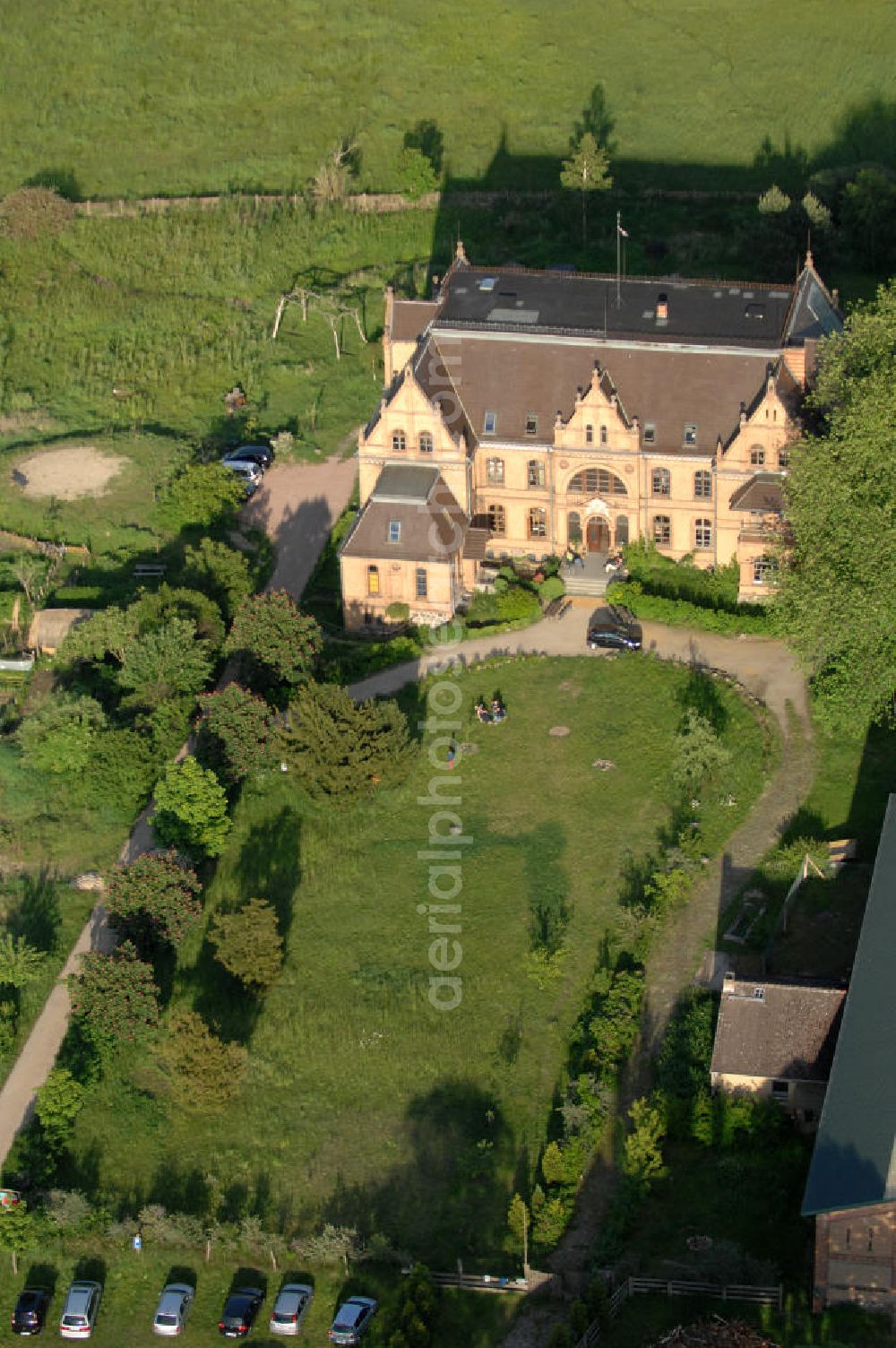 Tornow from above - Blick auf das Schloss Tornow. Erbaut wurde das Schloss zwischen 1888 und 1898 durch Friedrich Wilhelm IV. im Stil der Backsteingotik. 1993 zog das Ökowerk in das Gebäude und richtete eine Wolfgang Gerbere Bildungsstätte. Themen sind Umweltbildung und Klimaschutz, Aufklärungs- und Bewustseinsarbeit für die Gesellschaft. Zusätzlich wurden im Schloss Übernachtungsmöglichkeiten eingerichtet. Kontakt: Ökowerk Brdg. e.V., Lothar Semsch, Schloss Tornow, 16798 Fürstenberg / Havel OT Tornow, Tel. 0172 / 687 38 29 oder 030 / 832 25 619,