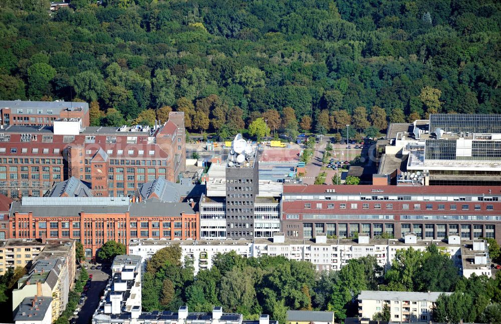 Aerial photograph Berlin - Das Sendezentrum Deutsche Welle TV bei den ehemaligen AEG-Fabriken im Technologie- und Innovationspark am Humboldthain an der Gustav-Meyer-Allee und der Voltastraße in Berlin-Wedding. The master control room Deutsche Welle TV in the technology and innovtion park at the Humboldthain in Berlin-Wedding.