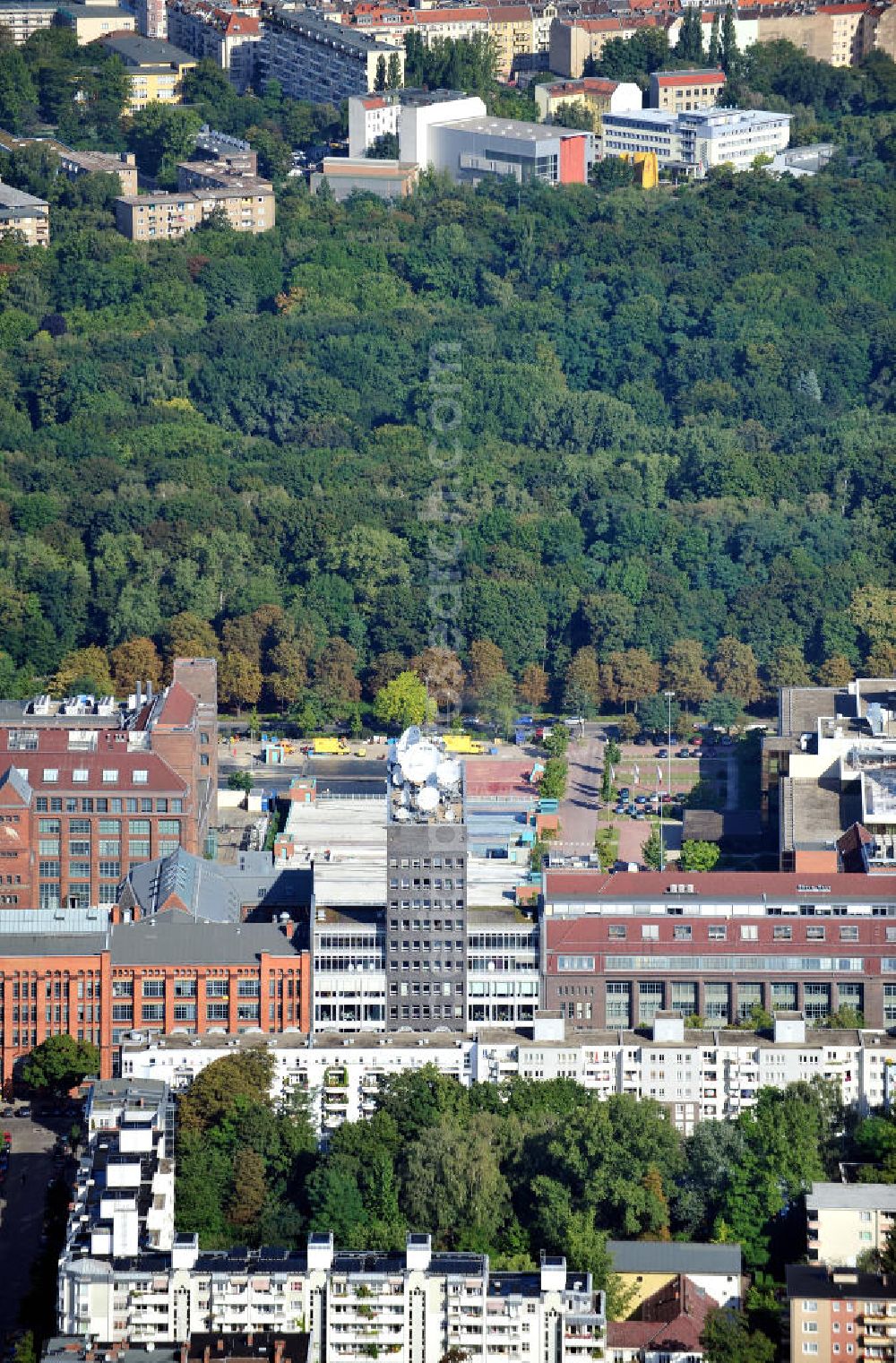 Berlin from the bird's eye view: Das Sendezentrum Deutsche Welle TV bei den ehemaligen AEG-Fabriken im Technologie- und Innovationspark am Humboldthain an der Gustav-Meyer-Allee und der Voltastraße in Berlin-Wedding. The master control room Deutsche Welle TV in the technology and innovtion park at the Humboldthain in Berlin-Wedding.