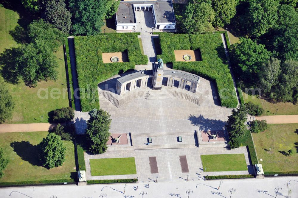 Aerial image Berlin - Das Sowjetische Ehrenmal im Tiergarten in Berlin-Mitte an der Straße des 17. Juni. Die Anlage wurde im Jahr 1945 errichtet,um die gefallenen Soldaten der Roten Armee zu ehren. The Soviet War Memorial in Tiergarten in Berlin-Mitte at the street Strasse des 17 Juni. The installation was established in 1945, in order to honour the fallen soldiers of the Red Army.