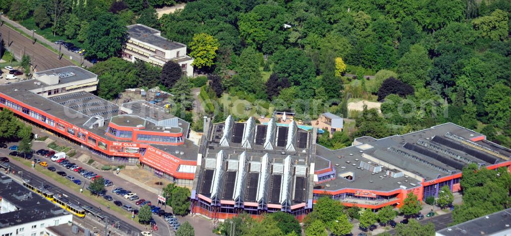 Aerial photograph Berlin Friedrichshain - Das Sport- und Erholungszentrum SEZ in Berlin-Friedrichshain. Der multifunktionale Gebäudekomplex für Sport und Unterhaltung wurde am 20. März 1981 errichtet. Das Zentrum bietet viele sportliche Aktivitäten und Erholungsangebote an. The sport and recreational center SEZ in Berlin Friedrichshain. The multi-functional building complex for sport and entertainment has been built in 20. March 1981. The center offers many sports and recreation activities.