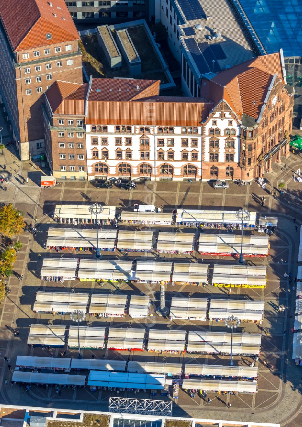 Dortmund from the bird's eye view: The city administration offices at the Suedwall street in the city center of Dortmund in the state of North Rhine-Westphalia. Here are several administration offices and services such as the registration office, the council, the road traffic licensing department, the register office and the insurance office of the city of Dortmund