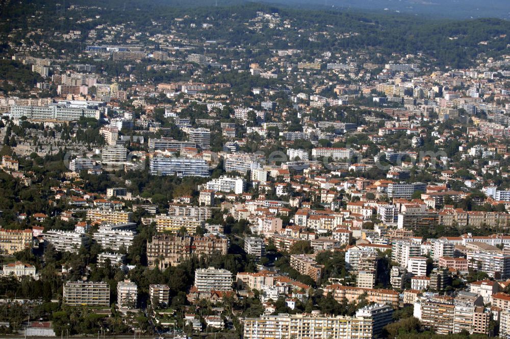 Cannes from above - Blick auf das Stadtzentrum von Cannes. Cannes ist eine Stadt mit ca. 70.200 Einwohnern (2006) in Südfrankreich an der Cote d' Azur im Département Alpes-Maritimes.