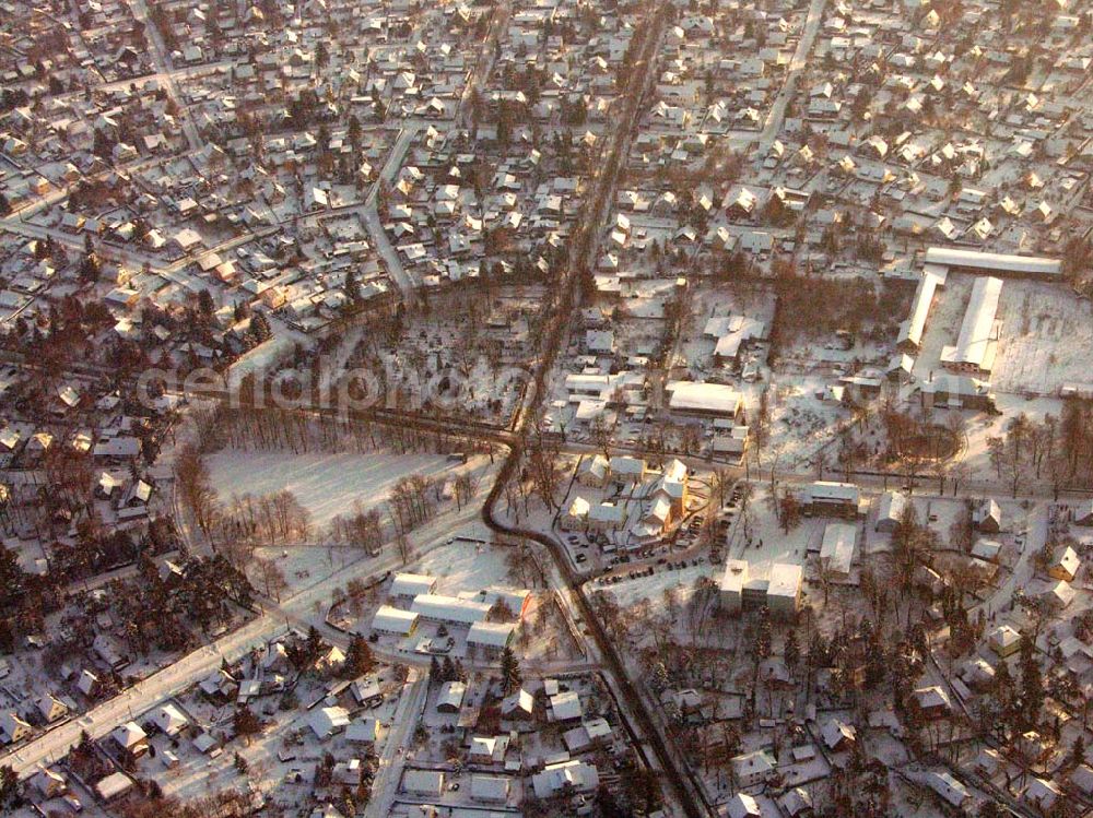 Neuenhagen / Brandenburg from above - /Brandenburg; Das verschneite Stadtzetrum von Neuenhagen, südlich der B1.