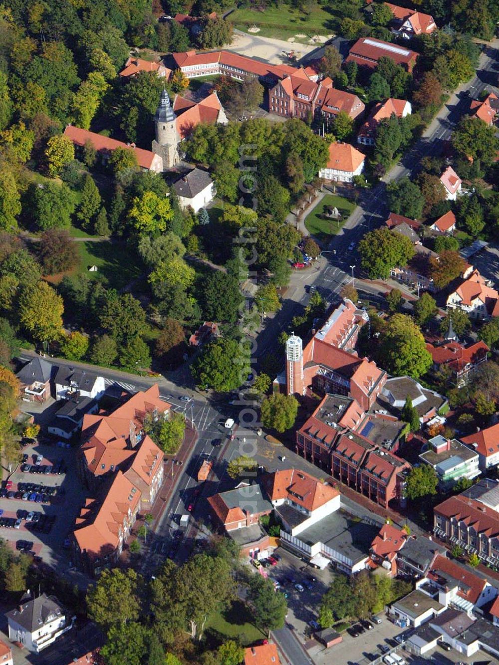 Zeven from above - 18.10.2005; Zeven ist eine Kleinstadt im Landkreis Rotenburg (Wümme) in Niedersachsen. Nach dem Dreißigjährigen Krieg fiel der Ort für über 50 Jahre an das Königreich Schweden. Mit einer kurzen Unterbrechung während der Franzosenzeit zu Beginn des 19. Jahrhunderts, als der Ort dem Königreich Westfalen angehörte, blieb das so bis 1866, als sich Preußen das Königreich Hannover einverleibte. Das bisherige Amt Zeven wurde 1885 zum Sitz des Landrates. Am 25. Oktober 1929 erhielt Zeven die Stadtrechte und feierte 1986 sein 1.000jähriges Jubiläum.