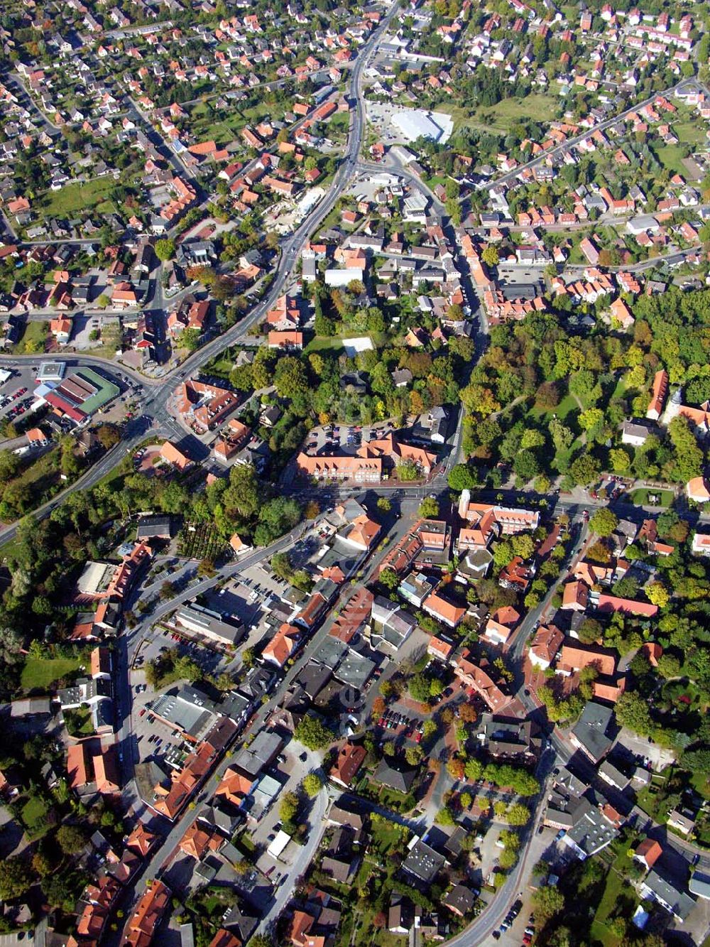 Zeven from above - 18.10.2005; Zeven ist eine Kleinstadt im Landkreis Rotenburg (Wümme) in Niedersachsen. Nach dem Dreißigjährigen Krieg fiel der Ort für über 50 Jahre an das Königreich Schweden. Mit einer kurzen Unterbrechung während der Franzosenzeit zu Beginn des 19. Jahrhunderts, als der Ort dem Königreich Westfalen angehörte, blieb das so bis 1866, als sich Preußen das Königreich Hannover einverleibte. Das bisherige Amt Zeven wurde 1885 zum Sitz des Landrates. Am 25. Oktober 1929 erhielt Zeven die Stadtrechte und feierte 1986 sein 1.000jähriges Jubiläum.