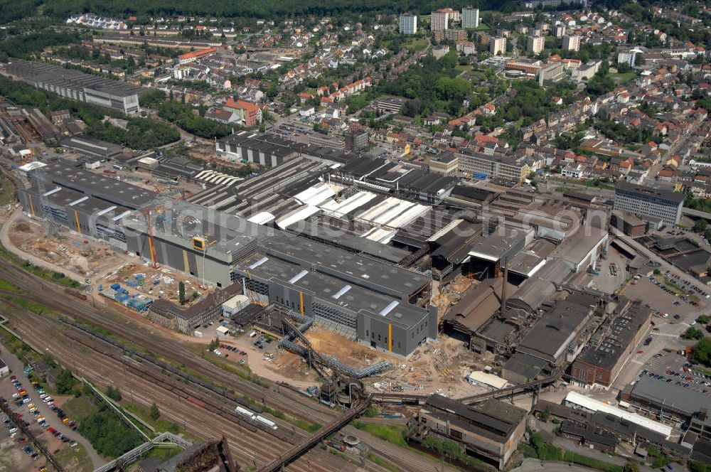 Aerial photograph Völklingen - Blick auf das Stahlwerk der Saarstahl AG. Das Unternehmen produziert hauptsächlich Walzdraht, Stabstahl und Halbzeug zur Weiterverarbeitungen durch die Automobilindustrie und elektrotechnische Industrie. Gegründet wurde die Eisenhütte 1873 durch den Hütteningenieur Julius Bach, wurde jedoch 1879 wieder stillgelegt. 1881 wurde das Unternehmen von den Brüdern Röchling gekauft. Die Saarstahl AG wurde 1989 als Nachfolger der SAARSTAHL Völklingen GmbH gegründet und leitet neben dem Werk in Völklingen auch noch eins in Burbach und Neukirchen. Kontakt: Saarstahl AG, Bismarkstraße 57-59, 66333 Völklingen, Tel. 06898 / 10 0, saarstahl@saarstahl.com,