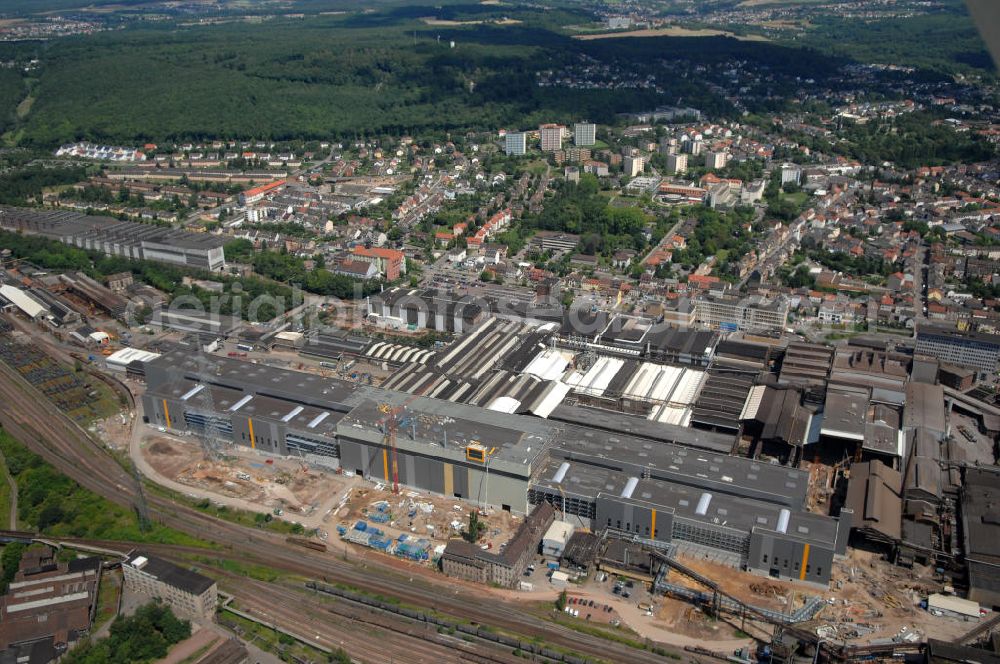 Völklingen from above - Blick auf das Stahlwerk der Saarstahl AG. Das Unternehmen produziert hauptsächlich Walzdraht, Stabstahl und Halbzeug zur Weiterverarbeitungen durch die Automobilindustrie und elektrotechnische Industrie. Gegründet wurde die Eisenhütte 1873 durch den Hütteningenieur Julius Bach, wurde jedoch 1879 wieder stillgelegt. 1881 wurde das Unternehmen von den Brüdern Röchling gekauft. Die Saarstahl AG wurde 1989 als Nachfolger der SAARSTAHL Völklingen GmbH gegründet und leitet neben dem Werk in Völklingen auch noch eins in Burbach und Neukirchen. Kontakt: Saarstahl AG, Bismarkstraße 57-59, 66333 Völklingen, Tel. 06898 / 10 0, saarstahl@saarstahl.com,