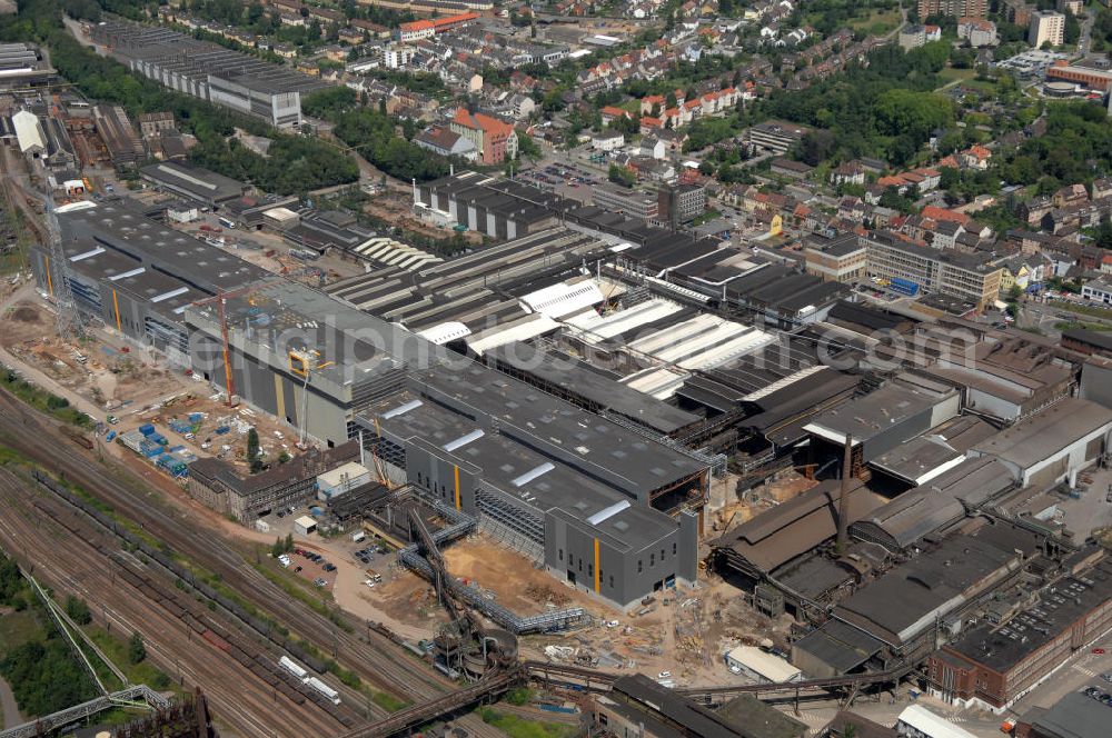 Völklingen from the bird's eye view: Blick auf das Stahlwerk der Saarstahl AG. Das Unternehmen produziert hauptsächlich Walzdraht, Stabstahl und Halbzeug zur Weiterverarbeitungen durch die Automobilindustrie und elektrotechnische Industrie. Gegründet wurde die Eisenhütte 1873 durch den Hütteningenieur Julius Bach, wurde jedoch 1879 wieder stillgelegt. 1881 wurde das Unternehmen von den Brüdern Röchling gekauft. Die Saarstahl AG wurde 1989 als Nachfolger der SAARSTAHL Völklingen GmbH gegründet und leitet neben dem Werk in Völklingen auch noch eins in Burbach und Neukirchen. Kontakt: Saarstahl AG, Bismarkstraße 57-59, 66333 Völklingen, Tel. 06898 / 10 0, saarstahl@saarstahl.com,