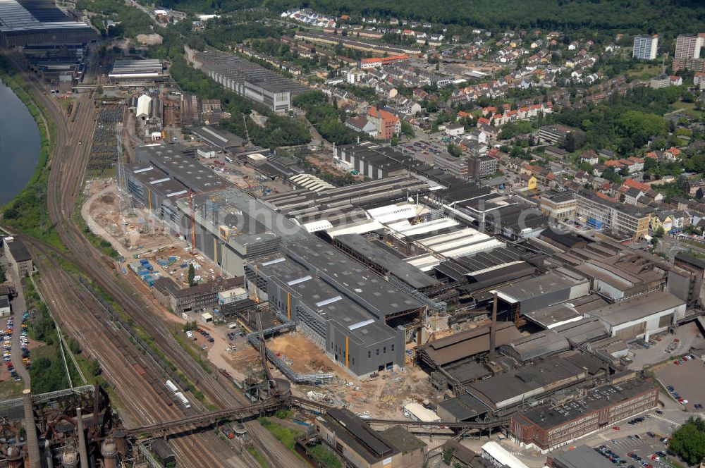 Aerial image Völklingen - Blick auf das Stahlwerk der Saarstahl AG. Das Unternehmen produziert hauptsächlich Walzdraht, Stabstahl und Halbzeug zur Weiterverarbeitungen durch die Automobilindustrie und elektrotechnische Industrie. Gegründet wurde die Eisenhütte 1873 durch den Hütteningenieur Julius Bach, wurde jedoch 1879 wieder stillgelegt. 1881 wurde das Unternehmen von den Brüdern Röchling gekauft. Die Saarstahl AG wurde 1989 als Nachfolger der SAARSTAHL Völklingen GmbH gegründet und leitet neben dem Werk in Völklingen auch noch eins in Burbach und Neukirchen. Kontakt: Saarstahl AG, Bismarkstraße 57-59, 66333 Völklingen, Tel. 06898 / 10 0, saarstahl@saarstahl.com,