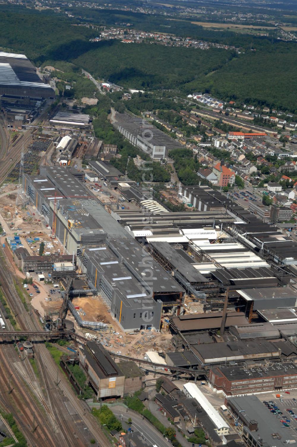 Aerial photograph Völklingen - Blick auf das Stahlwerk der Saarstahl AG. Das Unternehmen produziert hauptsächlich Walzdraht, Stabstahl und Halbzeug zur Weiterverarbeitungen durch die Automobilindustrie und elektrotechnische Industrie. Gegründet wurde die Eisenhütte 1873 durch den Hütteningenieur Julius Bach, wurde jedoch 1879 wieder stillgelegt. 1881 wurde das Unternehmen von den Brüdern Röchling gekauft. Die Saarstahl AG wurde 1989 als Nachfolger der SAARSTAHL Völklingen GmbH gegründet und leitet neben dem Werk in Völklingen auch noch eins in Burbach und Neukirchen. Kontakt: Saarstahl AG, Bismarkstraße 57-59, 66333 Völklingen, Tel. 06898 / 10 0, saarstahl@saarstahl.com,