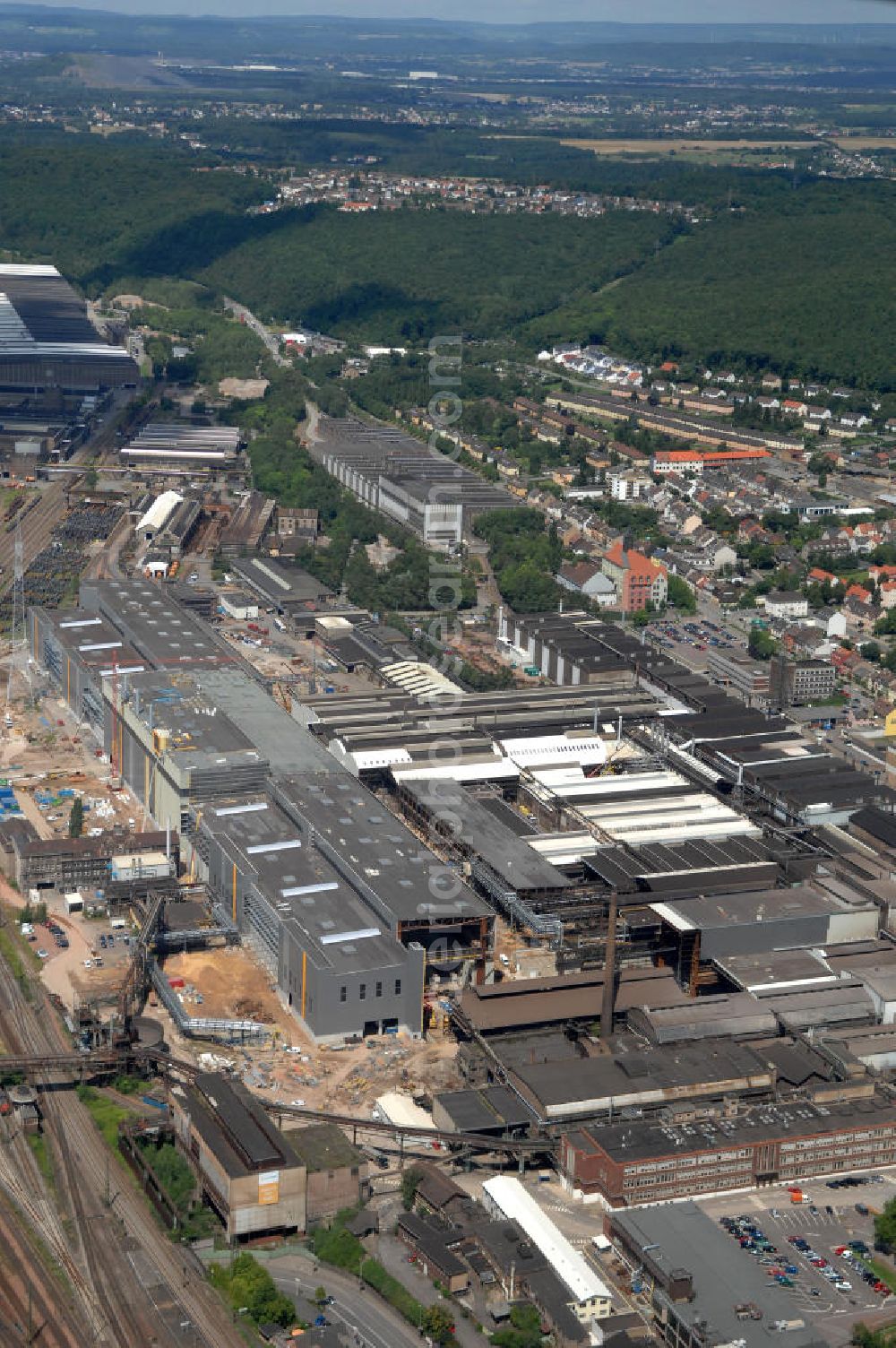 Völklingen from above - Blick auf das Stahlwerk der Saarstahl AG. Das Unternehmen produziert hauptsächlich Walzdraht, Stabstahl und Halbzeug zur Weiterverarbeitungen durch die Automobilindustrie und elektrotechnische Industrie. Gegründet wurde die Eisenhütte 1873 durch den Hütteningenieur Julius Bach, wurde jedoch 1879 wieder stillgelegt. 1881 wurde das Unternehmen von den Brüdern Röchling gekauft. Die Saarstahl AG wurde 1989 als Nachfolger der SAARSTAHL Völklingen GmbH gegründet und leitet neben dem Werk in Völklingen auch noch eins in Burbach und Neukirchen. Kontakt: Saarstahl AG, Bismarkstraße 57-59, 66333 Völklingen, Tel. 06898 / 10 0, saarstahl@saarstahl.com,