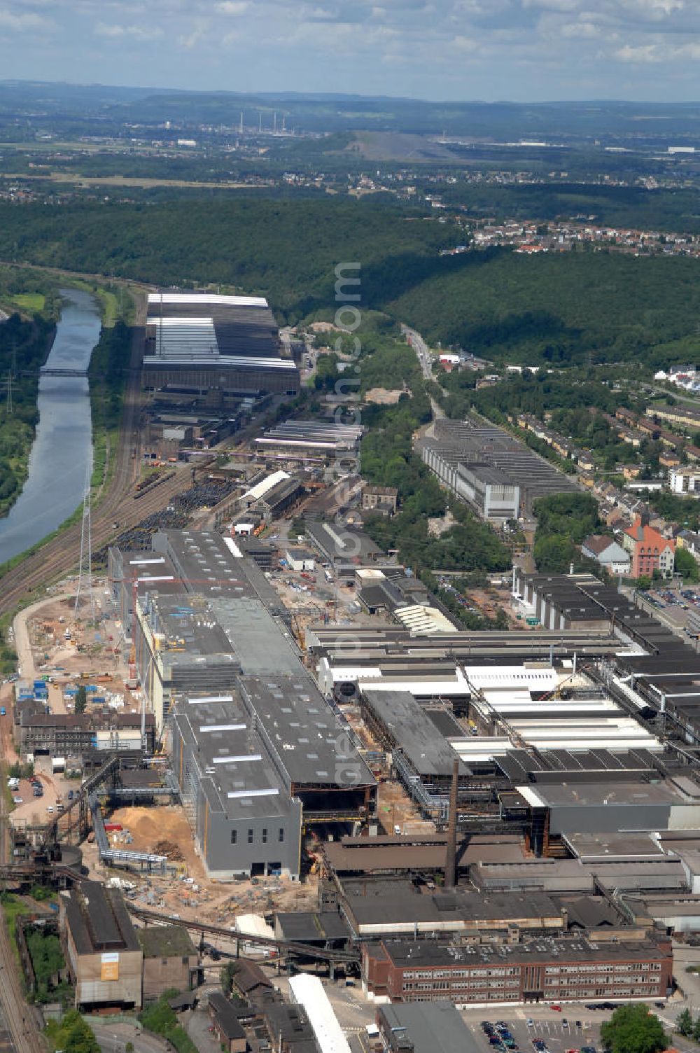 Völklingen from the bird's eye view: Blick auf das Stahlwerk der Saarstahl AG. Das Unternehmen produziert hauptsächlich Walzdraht, Stabstahl und Halbzeug zur Weiterverarbeitungen durch die Automobilindustrie und elektrotechnische Industrie. Gegründet wurde die Eisenhütte 1873 durch den Hütteningenieur Julius Bach, wurde jedoch 1879 wieder stillgelegt. 1881 wurde das Unternehmen von den Brüdern Röchling gekauft. Die Saarstahl AG wurde 1989 als Nachfolger der SAARSTAHL Völklingen GmbH gegründet und leitet neben dem Werk in Völklingen auch noch eins in Burbach und Neukirchen. Kontakt: Saarstahl AG, Bismarkstraße 57-59, 66333 Völklingen, Tel. 06898 / 10 0, saarstahl@saarstahl.com,