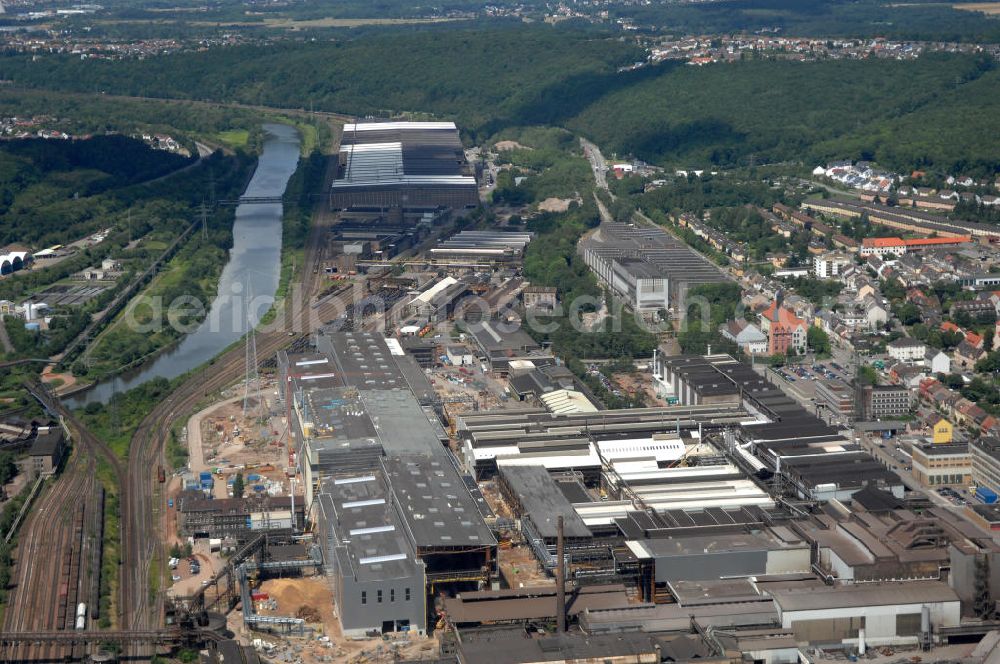 Aerial image Völklingen - Blick auf das Stahlwerk der Saarstahl AG. Das Unternehmen produziert hauptsächlich Walzdraht, Stabstahl und Halbzeug zur Weiterverarbeitungen durch die Automobilindustrie und elektrotechnische Industrie. Gegründet wurde die Eisenhütte 1873 durch den Hütteningenieur Julius Bach, wurde jedoch 1879 wieder stillgelegt. 1881 wurde das Unternehmen von den Brüdern Röchling gekauft. Die Saarstahl AG wurde 1989 als Nachfolger der SAARSTAHL Völklingen GmbH gegründet und leitet neben dem Werk in Völklingen auch noch eins in Burbach und Neukirchen. Kontakt: Saarstahl AG, Bismarkstraße 57-59, 66333 Völklingen, Tel. 06898 / 10 0, saarstahl@saarstahl.com,