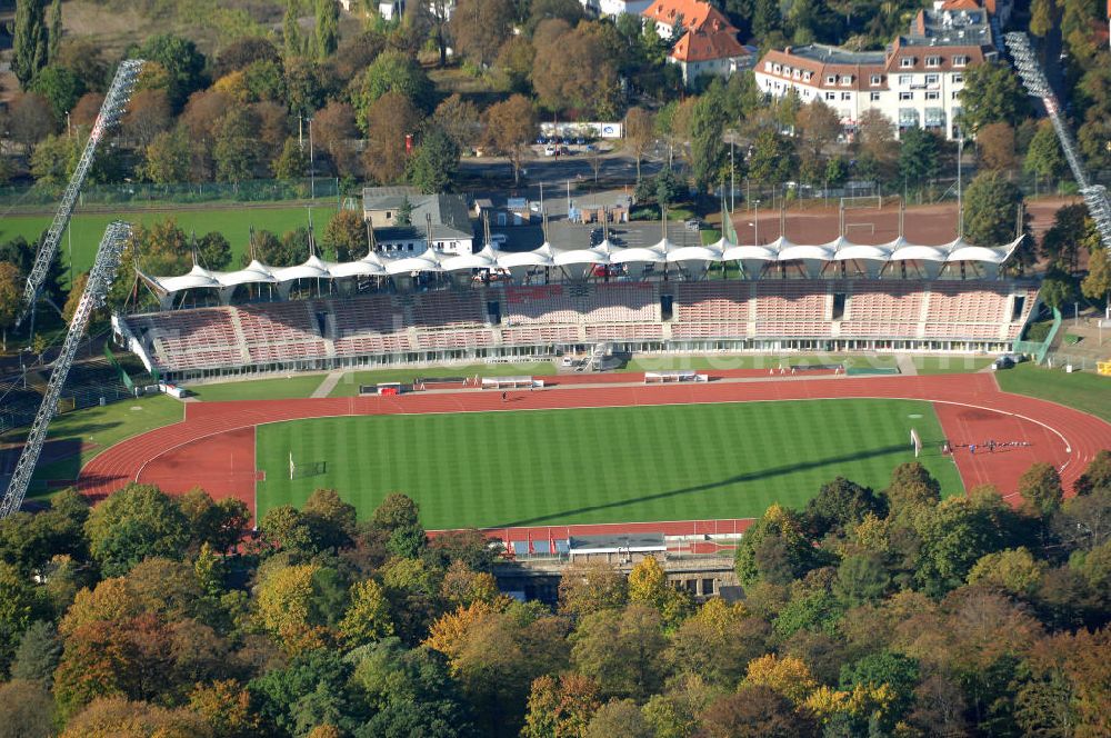 Aerial photograph ERFURT - Blick auf das Steigerwaldstadion. Die Spielstätte des FC Rot-Weiß Erfurt wurde zwischen 1927 und 1931 gebaut, damals hieß es Mitteldeutsche Kampfbahn. Das Stadion wurde in den 70er und 80er Jahren mehrfach umgebaut, 1994 wurde eine neue Tribüne mit Zeltüberdachung gebaut und 2003 wurde die neue Flutlichtanlage eingeweiht. Das Stadion hat heute ein Fassungsvermögen von 20.000 Plätzen. Kontakt: FC Rot-Weiß Erfurt e.V., Arnstädter Straße 55, 99096 Erfurt, Tel. 0361 / 3 47 66 0,