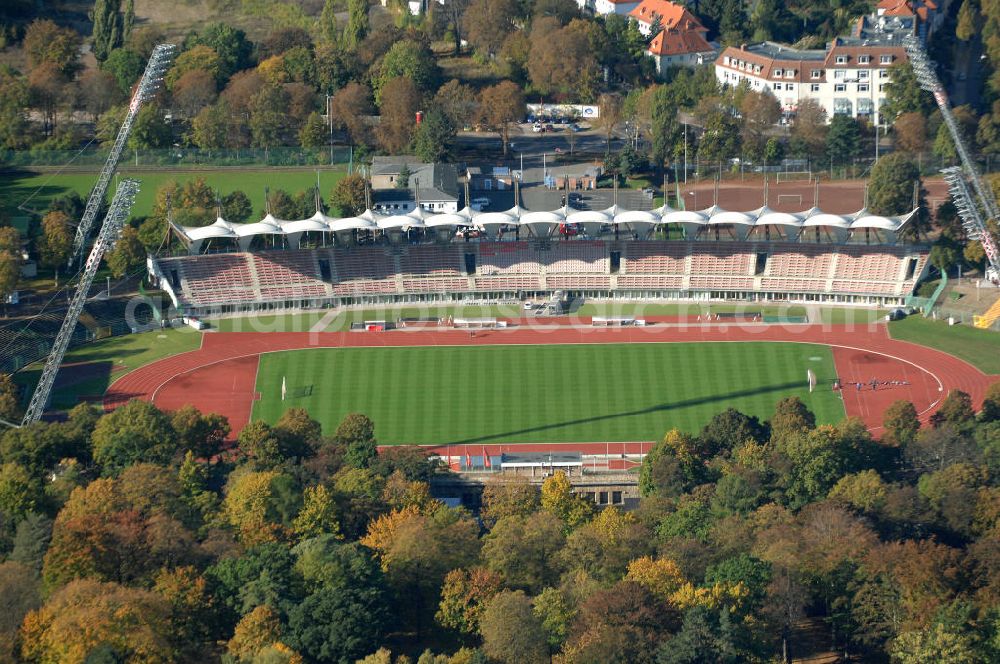 ERFURT from above - Blick auf das Steigerwaldstadion. Die Spielstätte des FC Rot-Weiß Erfurt wurde zwischen 1927 und 1931 gebaut, damals hieß es Mitteldeutsche Kampfbahn. Das Stadion wurde in den 70er und 80er Jahren mehrfach umgebaut, 1994 wurde eine neue Tribüne mit Zeltüberdachung gebaut und 2003 wurde die neue Flutlichtanlage eingeweiht. Das Stadion hat heute ein Fassungsvermögen von 20.000 Plätzen. Kontakt: FC Rot-Weiß Erfurt e.V., Arnstädter Straße 55, 99096 Erfurt, Tel. 0361 / 3 47 66 0,