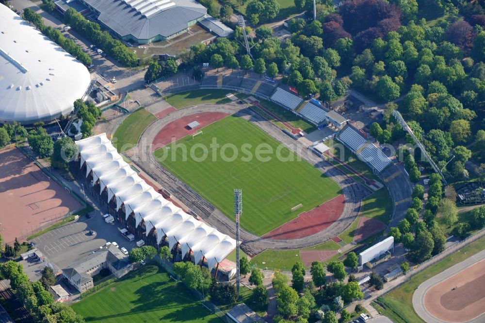 Erfurt from above - Blick auf das Steigerwaldstadion. Die Spielstätte des FC Rot-Weiß Erfurt wurde zwischen 1927 und 1931 gebaut, damals hieß es Mitteldeutsche Kampfbahn. Das Stadion wurde in den 70er und 80er Jahren mehrfach umgebaut, 1994 wurde eine neue Tribüne mit Zeltüberdachung gebaut und 2003 wurde die neue Flutlichtanlage eingeweiht. Das Stadion hat heute ein Fassungsvermögen von 20.000 Plätzen. View of the stadium Erfurt, the play place of the FC red white Erfurt.