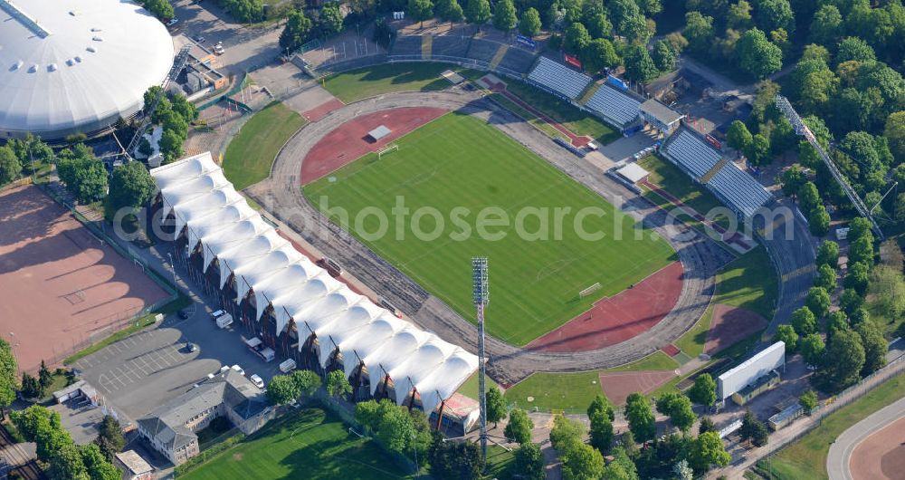 Erfurt from the bird's eye view: Blick auf das Steigerwaldstadion. Die Spielstätte des FC Rot-Weiß Erfurt wurde zwischen 1927 und 1931 gebaut, damals hieß es Mitteldeutsche Kampfbahn. Das Stadion wurde in den 70er und 80er Jahren mehrfach umgebaut, 1994 wurde eine neue Tribüne mit Zeltüberdachung gebaut und 2003 wurde die neue Flutlichtanlage eingeweiht. Das Stadion hat heute ein Fassungsvermögen von 20.000 Plätzen. View of the stadium Erfurt, the play place of the FC red white Erfurt.