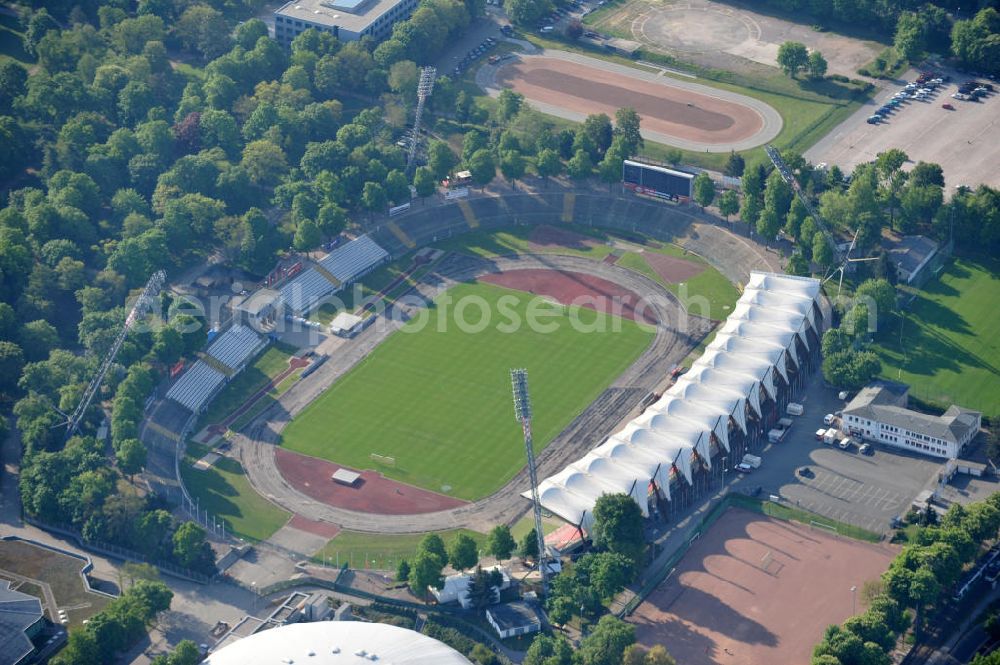 Aerial photograph Erfurt - Blick auf das Steigerwaldstadion. Die Spielstätte des FC Rot-Weiß Erfurt wurde zwischen 1927 und 1931 gebaut, damals hieß es Mitteldeutsche Kampfbahn. Das Stadion wurde in den 70er und 80er Jahren mehrfach umgebaut, 1994 wurde eine neue Tribüne mit Zeltüberdachung gebaut und 2003 wurde die neue Flutlichtanlage eingeweiht. Das Stadion hat heute ein Fassungsvermögen von 20.000 Plätzen. View of the stadium Erfurt, the play place of the FC red white Erfurt.