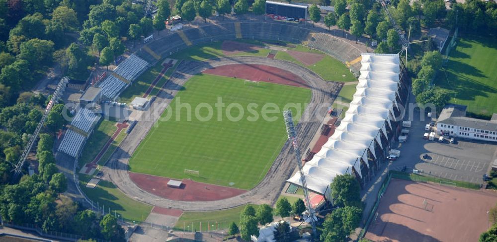 Erfurt from above - Blick auf das Steigerwaldstadion. Die Spielstätte des FC Rot-Weiß Erfurt wurde zwischen 1927 und 1931 gebaut, damals hieß es Mitteldeutsche Kampfbahn. Das Stadion wurde in den 70er und 80er Jahren mehrfach umgebaut, 1994 wurde eine neue Tribüne mit Zeltüberdachung gebaut und 2003 wurde die neue Flutlichtanlage eingeweiht. Das Stadion hat heute ein Fassungsvermögen von 20.000 Plätzen. View of the stadium Erfurt, the play place of the FC red white Erfurt.