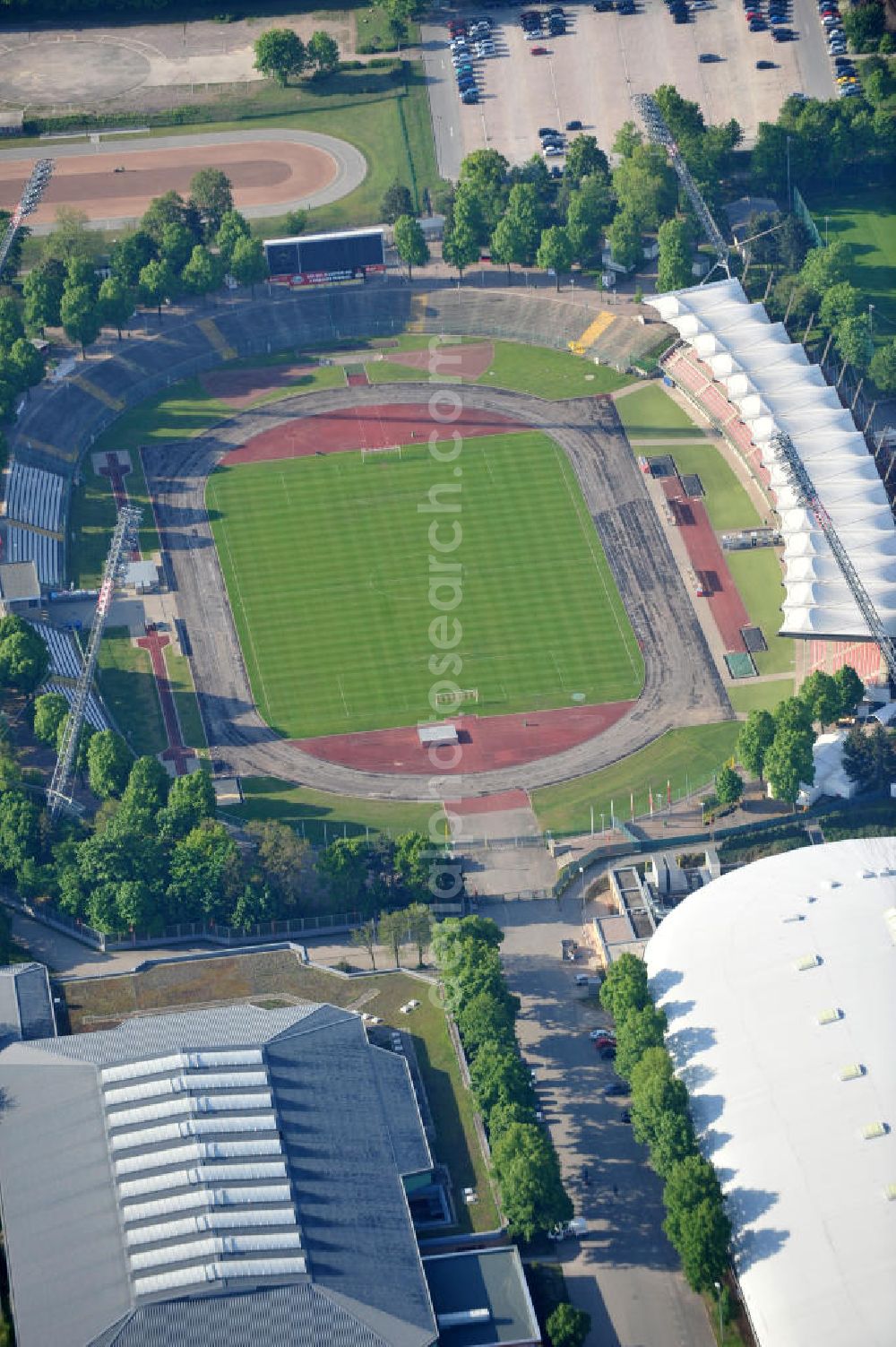 Erfurt from the bird's eye view: Blick auf das Steigerwaldstadion. Die Spielstätte des FC Rot-Weiß Erfurt wurde zwischen 1927 und 1931 gebaut, damals hieß es Mitteldeutsche Kampfbahn. Das Stadion wurde in den 70er und 80er Jahren mehrfach umgebaut, 1994 wurde eine neue Tribüne mit Zeltüberdachung gebaut und 2003 wurde die neue Flutlichtanlage eingeweiht. Das Stadion hat heute ein Fassungsvermögen von 20.000 Plätzen. View of the stadium Erfurt, the play place of the FC red white Erfurt.