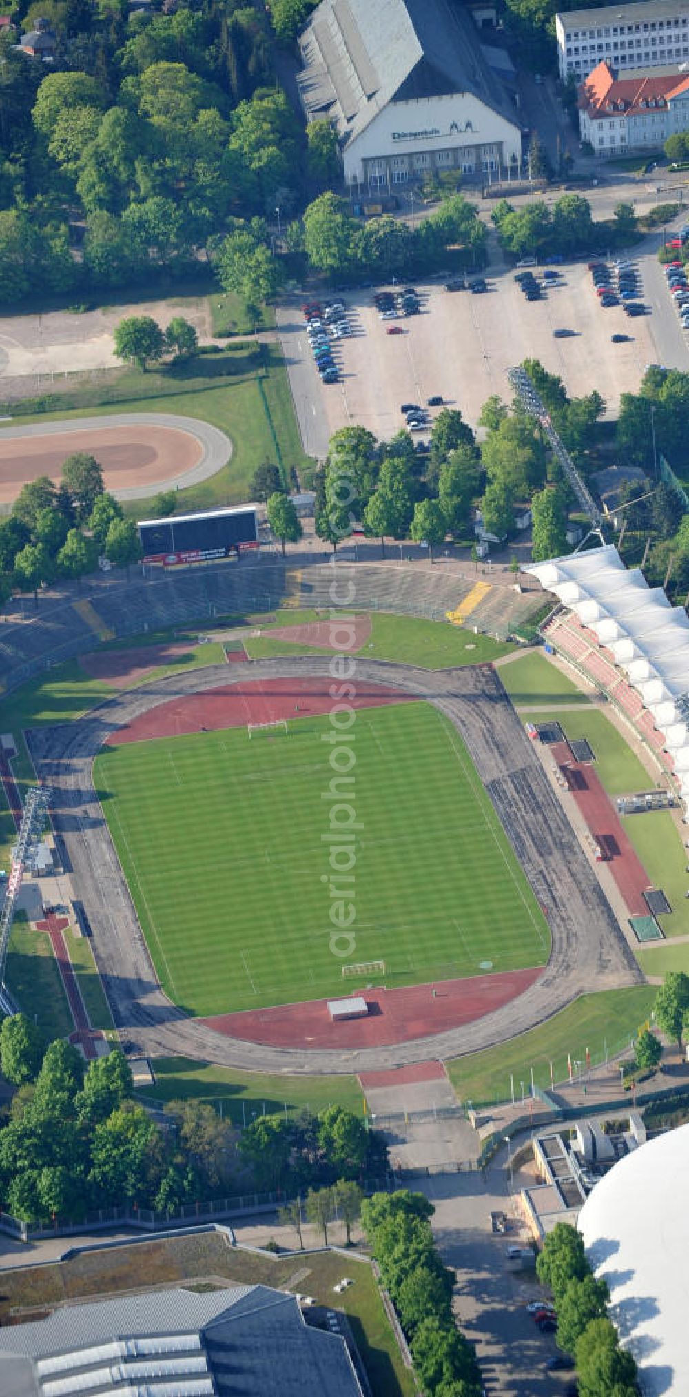 Aerial image Erfurt - Blick auf das Steigerwaldstadion. Die Spielstätte des FC Rot-Weiß Erfurt wurde zwischen 1927 und 1931 gebaut, damals hieß es Mitteldeutsche Kampfbahn. Das Stadion wurde in den 70er und 80er Jahren mehrfach umgebaut, 1994 wurde eine neue Tribüne mit Zeltüberdachung gebaut und 2003 wurde die neue Flutlichtanlage eingeweiht. Das Stadion hat heute ein Fassungsvermögen von 20.000 Plätzen. View of the stadium Erfurt, the play place of the FC red white Erfurt.