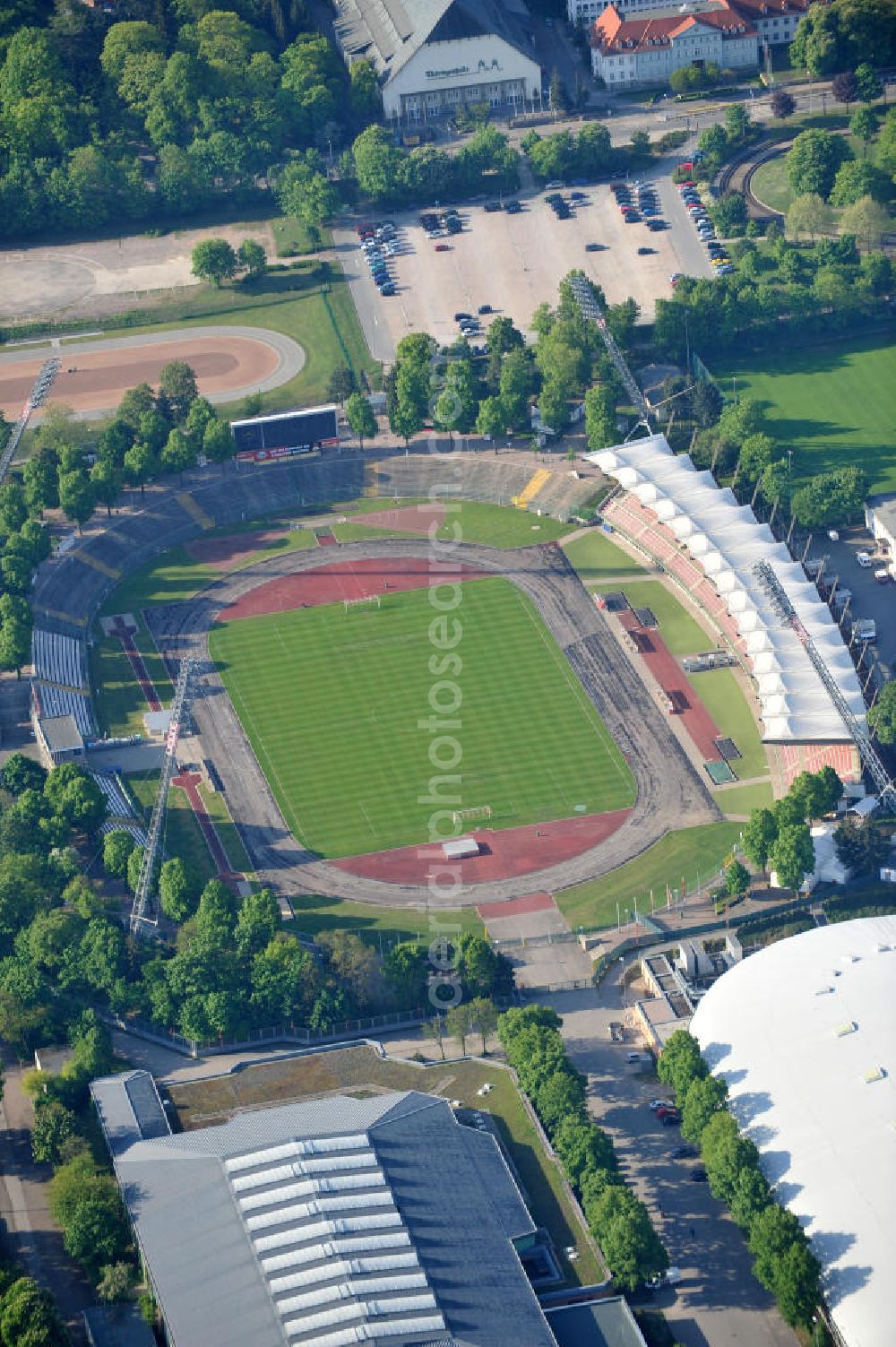 Aerial photograph Erfurt - Blick auf das Steigerwaldstadion. Die Spielstätte des FC Rot-Weiß Erfurt wurde zwischen 1927 und 1931 gebaut, damals hieß es Mitteldeutsche Kampfbahn. Das Stadion wurde in den 70er und 80er Jahren mehrfach umgebaut, 1994 wurde eine neue Tribüne mit Zeltüberdachung gebaut und 2003 wurde die neue Flutlichtanlage eingeweiht. Das Stadion hat heute ein Fassungsvermögen von 20.000 Plätzen. View of the stadium Erfurt, the play place of the FC red white Erfurt.