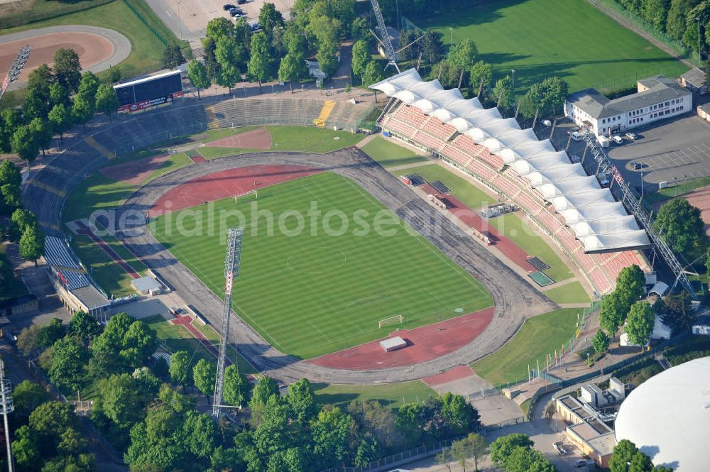 Erfurt from above - Blick auf das Steigerwaldstadion. Die Spielstätte des FC Rot-Weiß Erfurt wurde zwischen 1927 und 1931 gebaut, damals hieß es Mitteldeutsche Kampfbahn. Das Stadion wurde in den 70er und 80er Jahren mehrfach umgebaut, 1994 wurde eine neue Tribüne mit Zeltüberdachung gebaut und 2003 wurde die neue Flutlichtanlage eingeweiht. Das Stadion hat heute ein Fassungsvermögen von 20.000 Plätzen. View of the stadium Erfurt, the play place of the FC red white Erfurt.