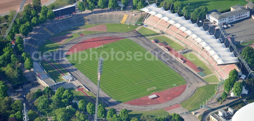 Erfurt from the bird's eye view: Blick auf das Steigerwaldstadion. Die Spielstätte des FC Rot-Weiß Erfurt wurde zwischen 1927 und 1931 gebaut, damals hieß es Mitteldeutsche Kampfbahn. Das Stadion wurde in den 70er und 80er Jahren mehrfach umgebaut, 1994 wurde eine neue Tribüne mit Zeltüberdachung gebaut und 2003 wurde die neue Flutlichtanlage eingeweiht. Das Stadion hat heute ein Fassungsvermögen von 20.000 Plätzen. View of the stadium Erfurt, the play place of the FC red white Erfurt.