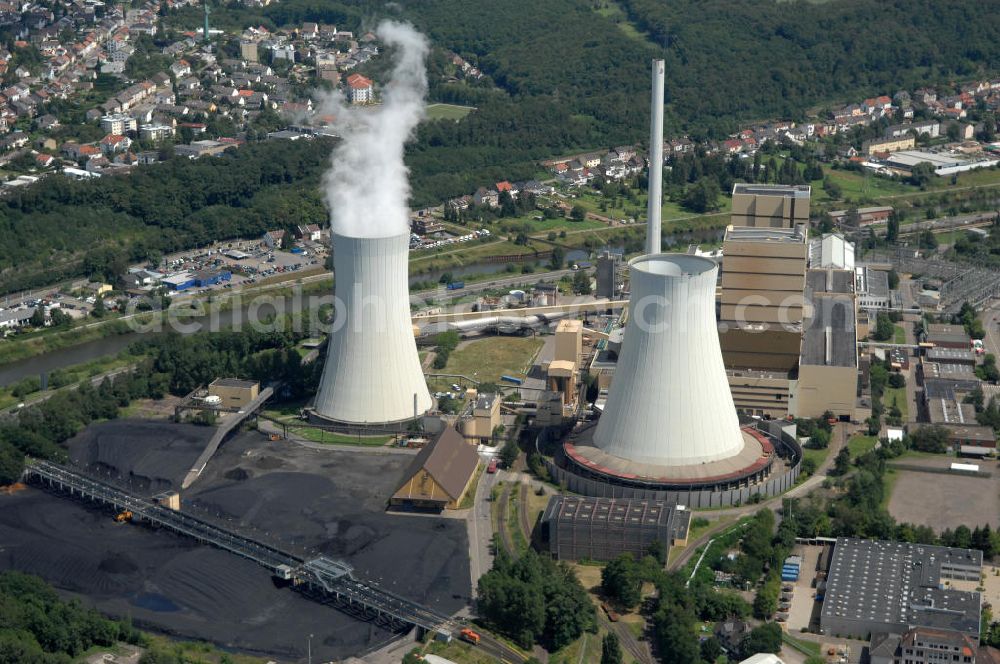 Völklingen from above - Blick auf das Steinkohlekraftwerk. Betreiber und Eigentümer des Kraftwerks ist die Evonik New Energies GmbH. Gebaut wurde es 1942 und produziert Fernwärme, Strom und Prozessdampf. Mit 14 grubengasbefeuerten Gasmotoren besitzt das Kraftwerk die weltweit größte Anlage dieser Art. Kontakt: Evonik New Energies GmbH, 66026 Saarbrücken, 0681 / 94 94 00,