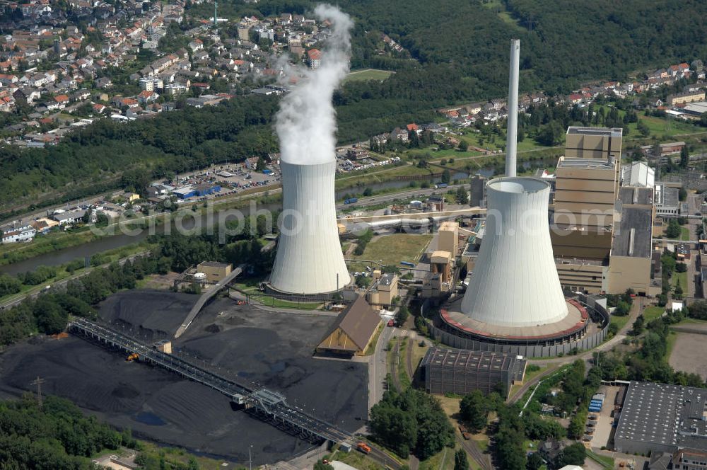 Völklingen from the bird's eye view: Blick auf das Steinkohlekraftwerk. Betreiber und Eigentümer des Kraftwerks ist die Evonik New Energies GmbH. Gebaut wurde es 1942 und produziert Fernwärme, Strom und Prozessdampf. Mit 14 grubengasbefeuerten Gasmotoren besitzt das Kraftwerk die weltweit größte Anlage dieser Art. Kontakt: Evonik New Energies GmbH, 66026 Saarbrücken, 0681 / 94 94 00,