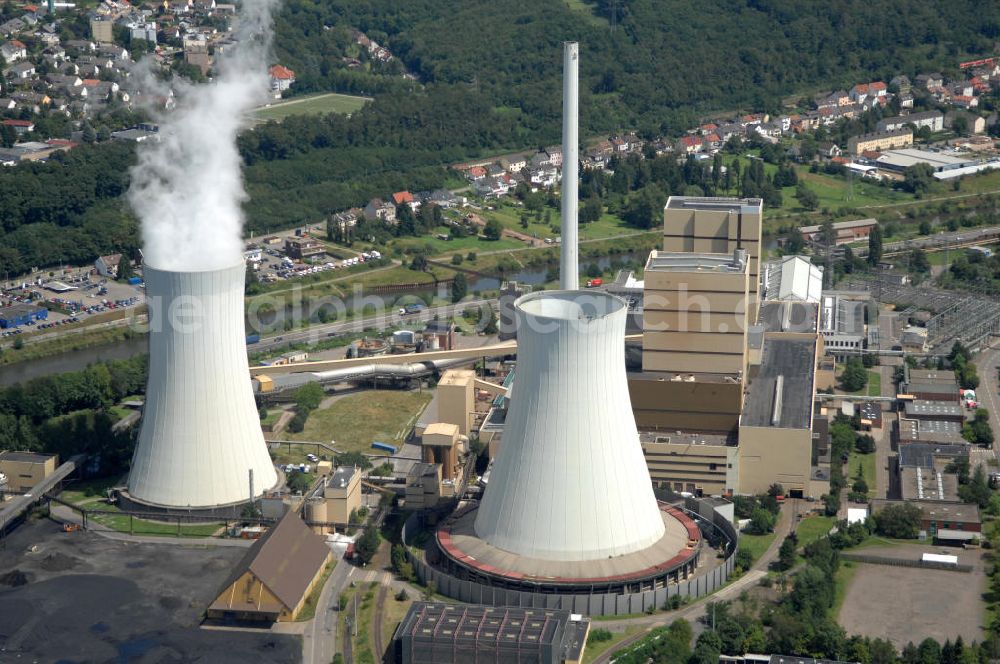 Aerial image Völklingen - Blick auf das Steinkohlekraftwerk. Betreiber und Eigentümer des Kraftwerks ist die Evonik New Energies GmbH. Gebaut wurde es 1942 und produziert Fernwärme, Strom und Prozessdampf. Mit 14 grubengasbefeuerten Gasmotoren besitzt das Kraftwerk die weltweit größte Anlage dieser Art. Kontakt: Evonik New Energies GmbH, 66026 Saarbrücken, 0681 / 94 94 00,