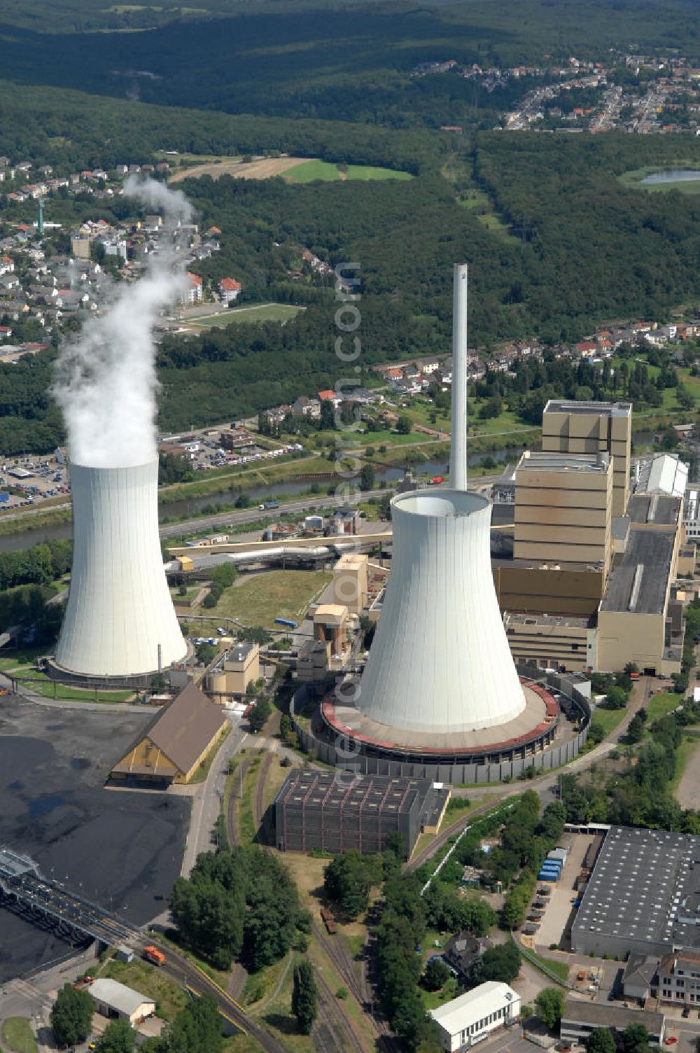 Aerial photograph Völklingen - Blick auf das Steinkohlekraftwerk. Betreiber und Eigentümer des Kraftwerks ist die Evonik New Energies GmbH. Gebaut wurde es 1942 und produziert Fernwärme, Strom und Prozessdampf. Mit 14 grubengasbefeuerten Gasmotoren besitzt das Kraftwerk die weltweit größte Anlage dieser Art. Kontakt: Evonik New Energies GmbH, 66026 Saarbrücken, 0681 / 94 94 00,