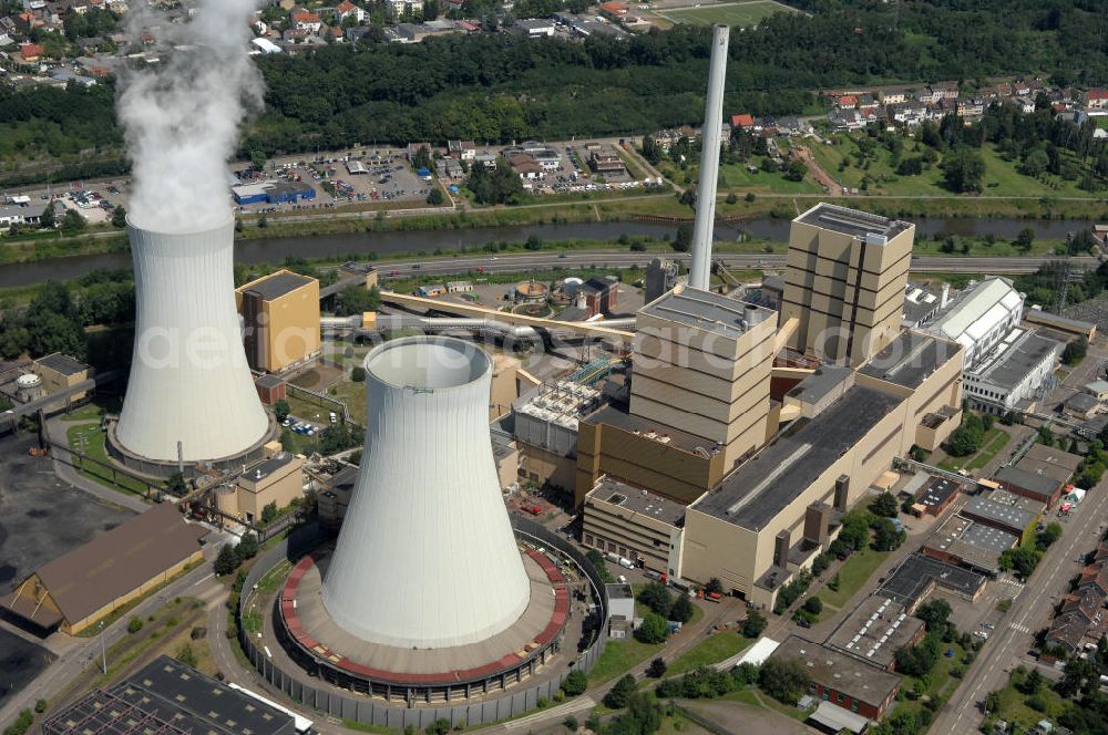 Völklingen from above - Blick auf das Steinkohlekraftwerk. Betreiber und Eigentümer des Kraftwerks ist die Evonik New Energies GmbH. Gebaut wurde es 1942 und produziert Fernwärme, Strom und Prozessdampf. Mit 14 grubengasbefeuerten Gasmotoren besitzt das Kraftwerk die weltweit größte Anlage dieser Art. Kontakt: Evonik New Energies GmbH, 66026 Saarbrücken, 0681 / 94 94 00,