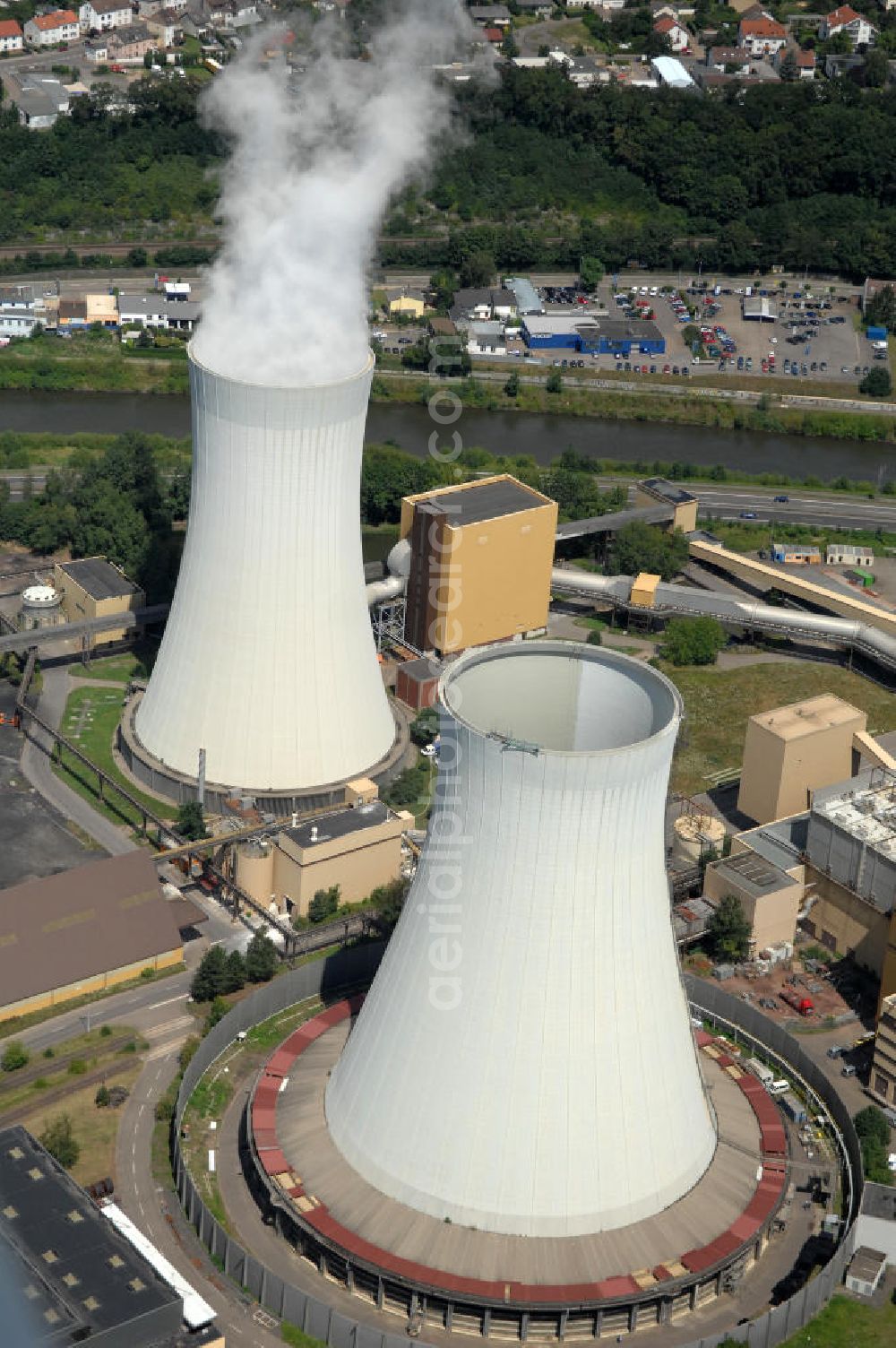 Völklingen from the bird's eye view: Blick auf das Steinkohlekraftwerk. Betreiber und Eigentümer des Kraftwerks ist die Evonik New Energies GmbH. Gebaut wurde es 1942 und produziert Fernwärme, Strom und Prozessdampf. Mit 14 grubengasbefeuerten Gasmotoren besitzt das Kraftwerk die weltweit größte Anlage dieser Art. Kontakt: Evonik New Energies GmbH, 66026 Saarbrücken, 0681 / 94 94 00,