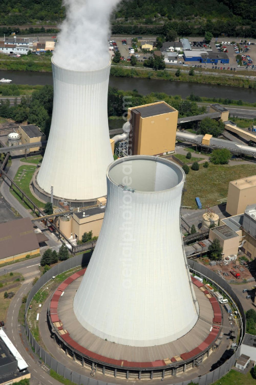 Aerial image Völklingen - Blick auf das Steinkohlekraftwerk. Betreiber und Eigentümer des Kraftwerks ist die Evonik New Energies GmbH. Gebaut wurde es 1942 und produziert Fernwärme, Strom und Prozessdampf. Mit 14 grubengasbefeuerten Gasmotoren besitzt das Kraftwerk die weltweit größte Anlage dieser Art. Kontakt: Evonik New Energies GmbH, 66026 Saarbrücken, 0681 / 94 94 00,