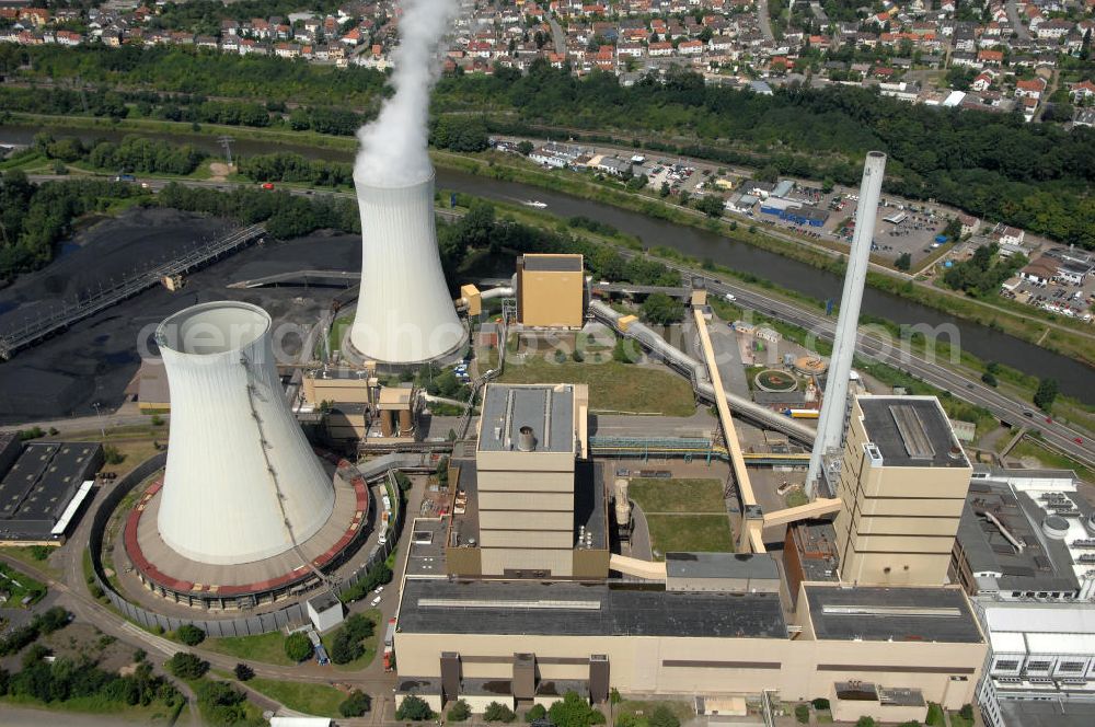 Aerial photograph Völklingen - Blick auf das Steinkohlekraftwerk. Betreiber und Eigentümer des Kraftwerks ist die Evonik New Energies GmbH. Gebaut wurde es 1942 und produziert Fernwärme, Strom und Prozessdampf. Mit 14 grubengasbefeuerten Gasmotoren besitzt das Kraftwerk die weltweit größte Anlage dieser Art. Kontakt: Evonik New Energies GmbH, 66026 Saarbrücken, 0681 / 94 94 00,