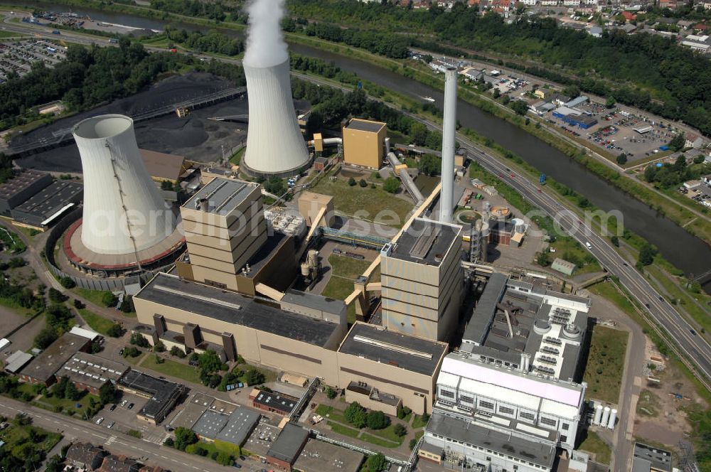 Völklingen from above - Blick auf das Steinkohlekraftwerk. Betreiber und Eigentümer des Kraftwerks ist die Evonik New Energies GmbH. Gebaut wurde es 1942 und produziert Fernwärme, Strom und Prozessdampf. Mit 14 grubengasbefeuerten Gasmotoren besitzt das Kraftwerk die weltweit größte Anlage dieser Art. Kontakt: Evonik New Energies GmbH, 66026 Saarbrücken, 0681 / 94 94 00,