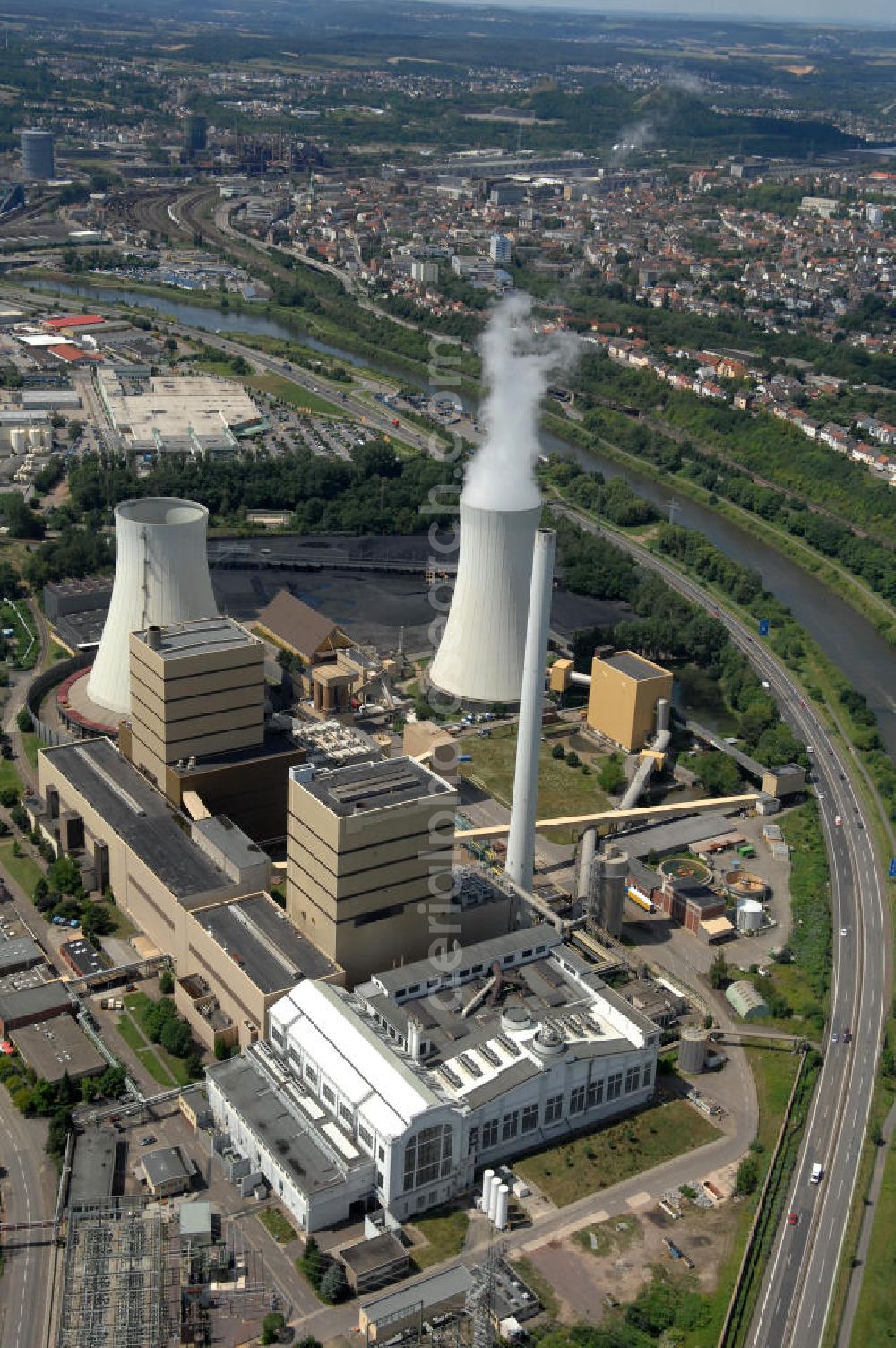 Aerial image Völklingen - Blick auf das Steinkohlekraftwerk. Betreiber und Eigentümer des Kraftwerks ist die Evonik New Energies GmbH. Gebaut wurde es 1942 und produziert Fernwärme, Strom und Prozessdampf. Mit 14 grubengasbefeuerten Gasmotoren besitzt das Kraftwerk die weltweit größte Anlage dieser Art. Kontakt: Evonik New Energies GmbH, 66026 Saarbrücken, 0681 / 94 94 00,