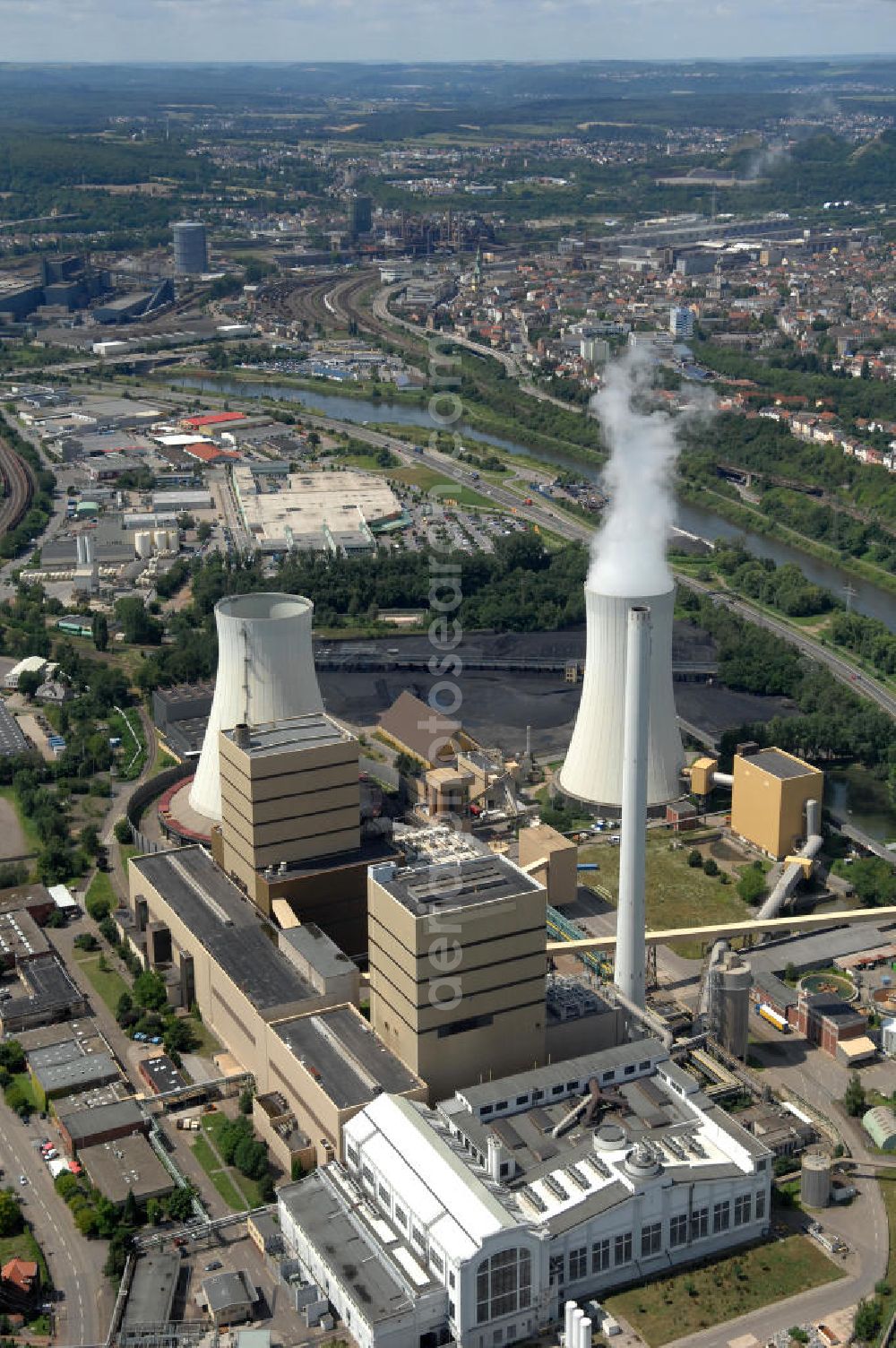 Aerial photograph Völklingen - Blick auf das Steinkohlekraftwerk. Betreiber und Eigentümer des Kraftwerks ist die Evonik New Energies GmbH. Gebaut wurde es 1942 und produziert Fernwärme, Strom und Prozessdampf. Mit 14 grubengasbefeuerten Gasmotoren besitzt das Kraftwerk die weltweit größte Anlage dieser Art. Kontakt: Evonik New Energies GmbH, 66026 Saarbrücken, 0681 / 94 94 00,