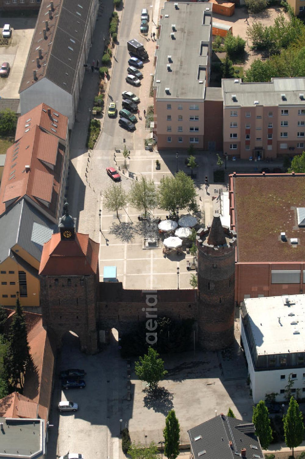 Bernau from the bird's eye view: Blick auf das Steintor mit dem Hungerturm. Es ist ein Teil der ehemaligen Stadtmauer aus dem 14.Jahrhundert und wurde als letztes der 3 Stadttore gebaut. Durch zwei Wehrgänge ist es mit dem Hungerturm verbunden, der seit 1994 als Aussichtsturm bestiegen werden kann. Im Steintor befindet sich 1882 ein Heimatmuseum mit einer Sammlung mittelalterlicher Waffen. Kontakt: Steintor, Berliner Straße, 16321 Bernau, Tel. 03338 / 29 24, museum@bernau-b-berlin.de