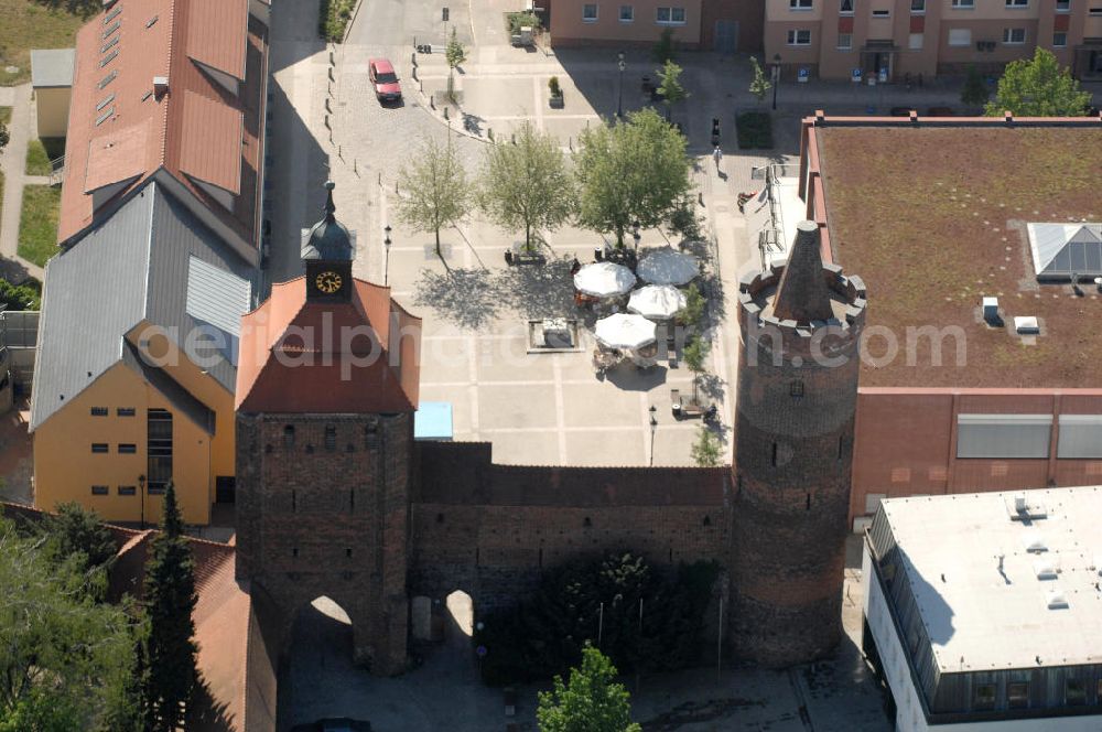 Aerial image Bernau - Blick auf das Steintor mit dem Hungerturm. Es ist ein Teil der ehemaligen Stadtmauer aus dem 14.Jahrhundert und wurde als letztes der 3 Stadttore gebaut. Durch zwei Wehrgänge ist es mit dem Hungerturm verbunden, der seit 1994 als Aussichtsturm bestiegen werden kann. Im Steintor befindet sich 1882 ein Heimatmuseum mit einer Sammlung mittelalterlicher Waffen. Kontakt: Steintor, Berliner Straße, 16321 Bernau, Tel. 03338 / 29 24, museum@bernau-b-berlin.de