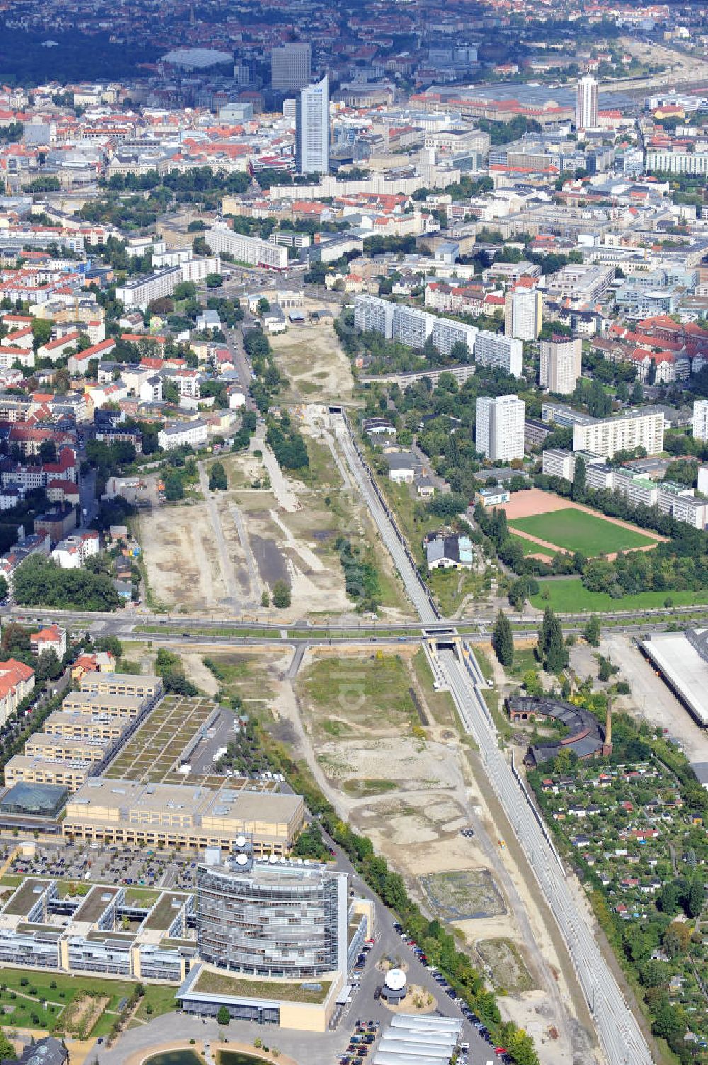 Leipzig from the bird's eye view: Das Tangentenviereck Süd mit der neuen Semmelweisbrücke und der Baustelle des City-Tunnels im Süden von Leipzig. The tangential square south with the new Semmelweis bridge and the construction site of the City-Tunnel in the south of Leipzig.